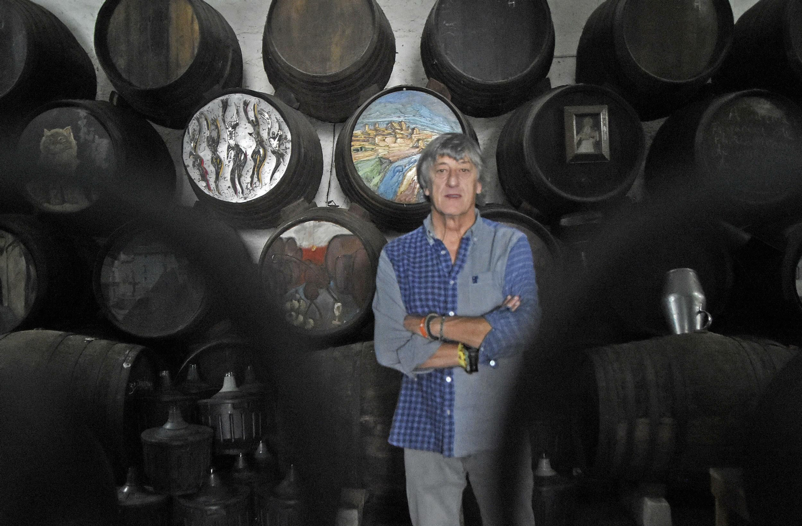 Enrique Martín posa en el interior de la bodega de la Taberna Guzmán. Enrique Martín posa en el interior de la bodega de la Taberna Guzmán.