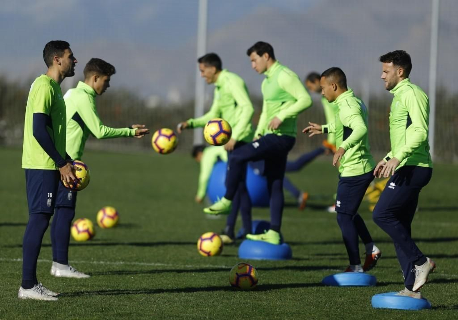 La plantilla del Granada prepara con intensidad el partido ante el Nástic