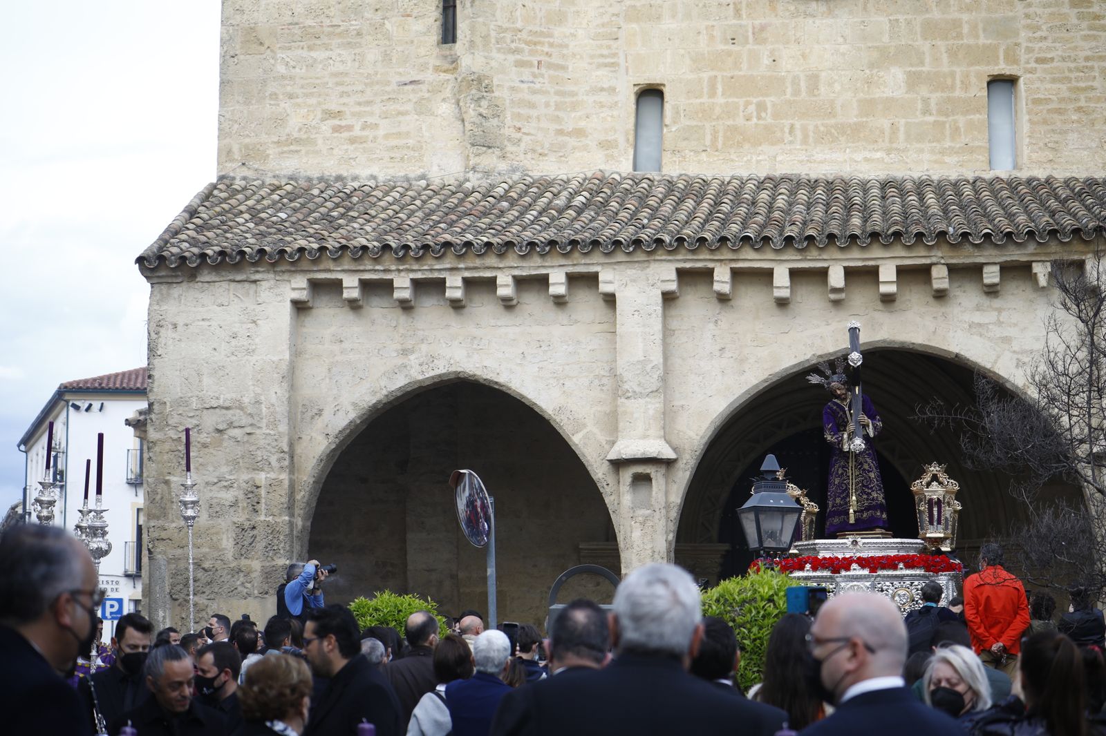 El vía crucis de las hermandades de Córdoba con el Señor del Calvario, en imágenes