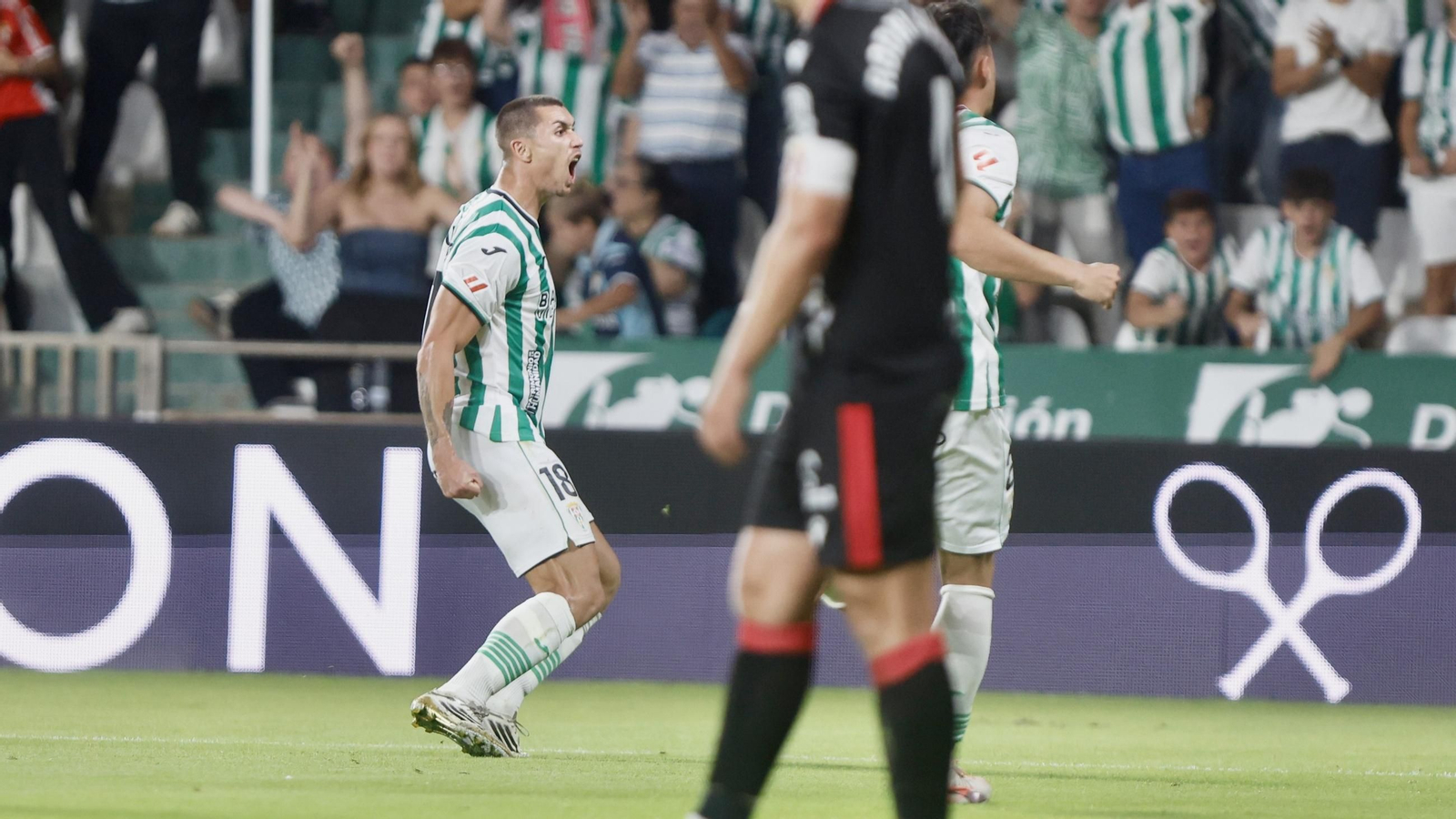 Adri Fuentes celebra con rabia su gol en el Córdoba CF - Cultural Leonesa.