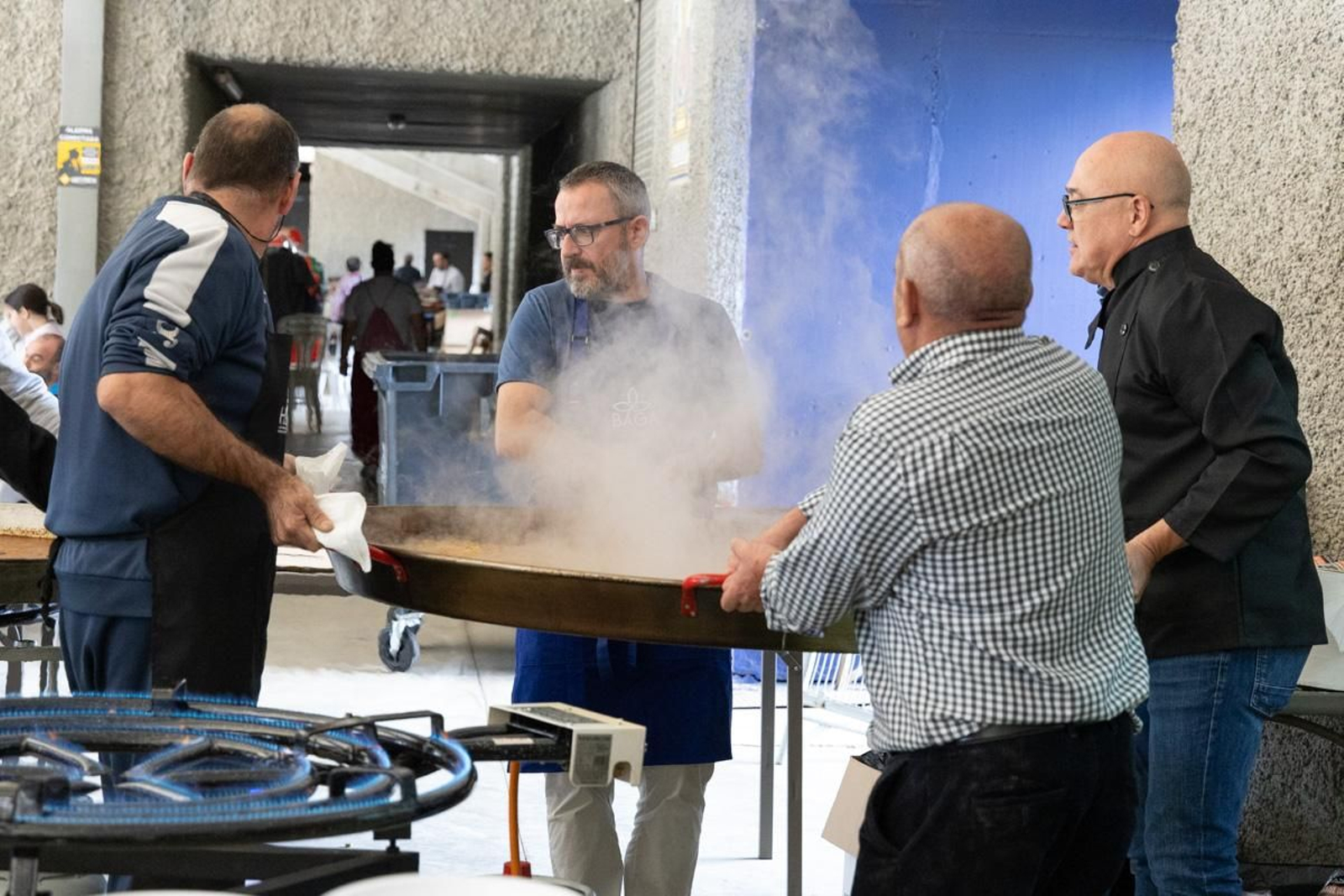 La afición del Real Jaén se vuelca con la paella solidaria por los afectados de la DANA, en imágenes