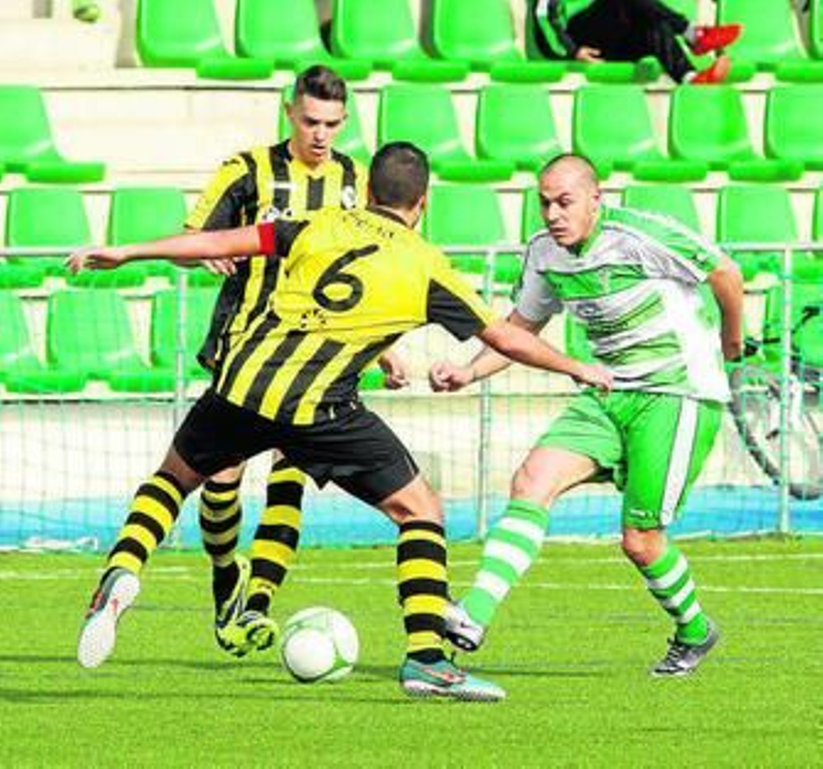 Un jugador del Celtic trata de tocar el esférico ante un virgitano.