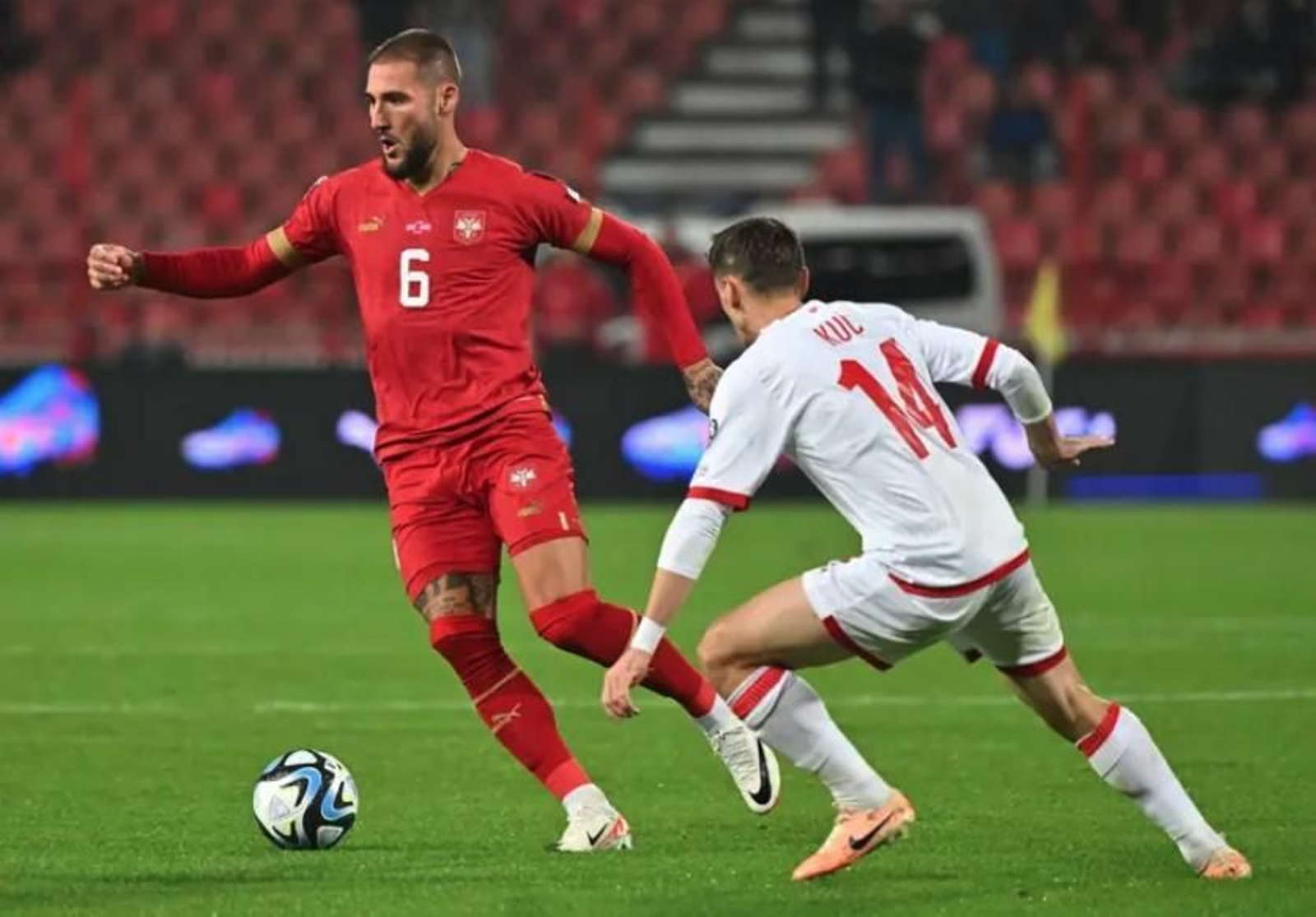 Nemanja Gudelj, en el último partido de Serbia ante Montenegro.