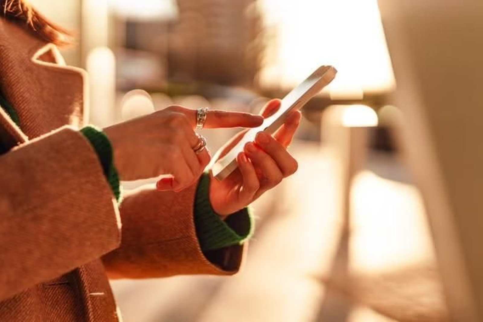 Una mujer envía dinero a través de los canales digitales de Banco Santander.