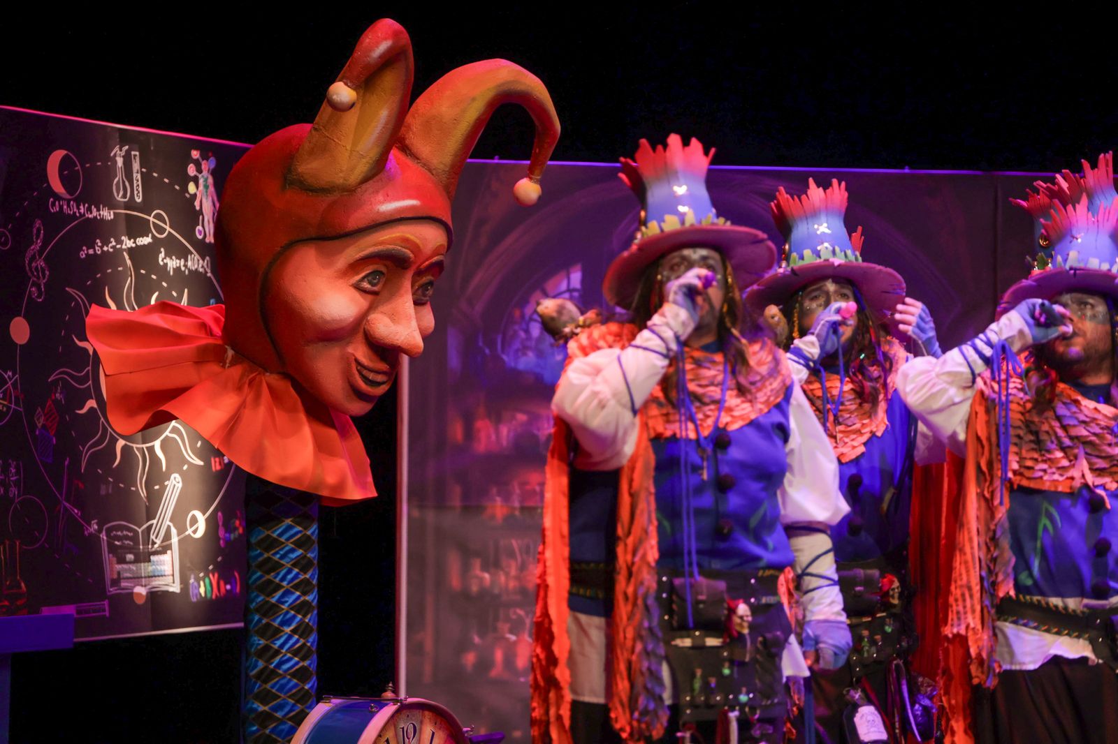 Imágenes de la actuación de la comparsa de Huelva "Los Alquimistas" en las semifinales del Carnaval Colombino