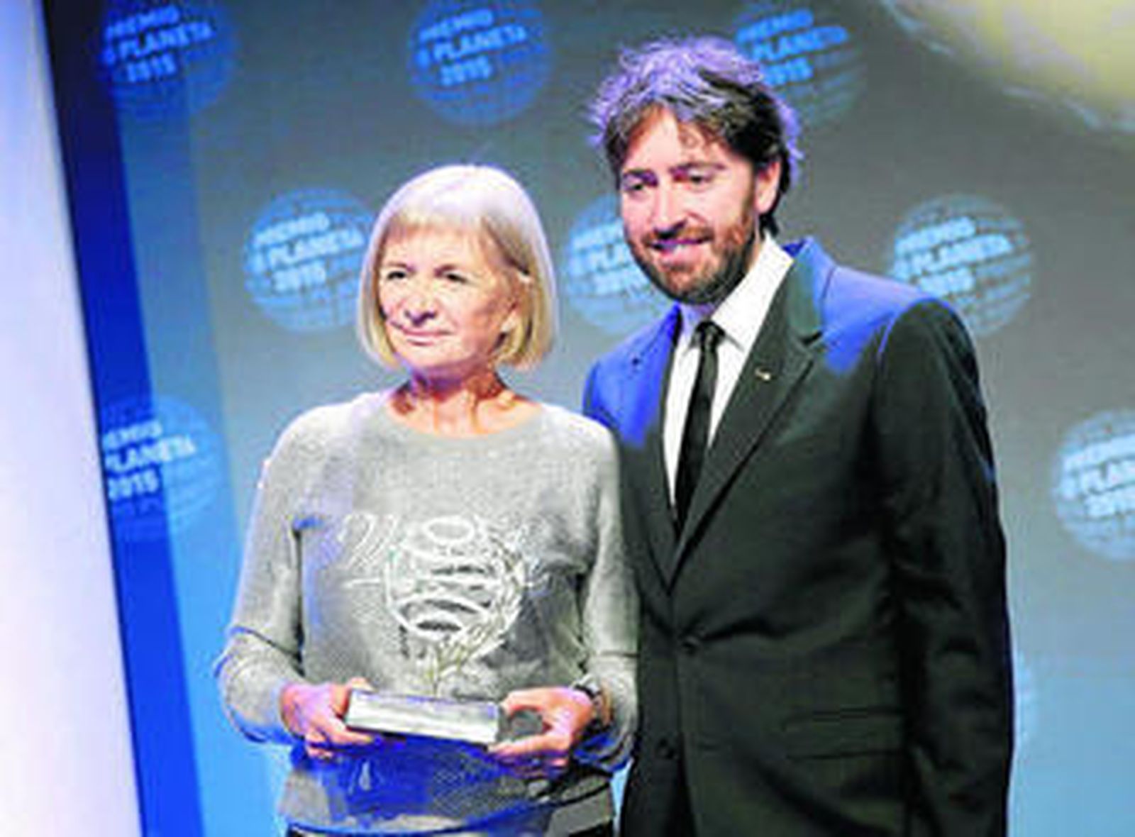 Alicia Giménez-Bartlett, ganadora, y Daniel Sánchez Arévalo, finalista, posan tras anunciarse el fallo del jurado.