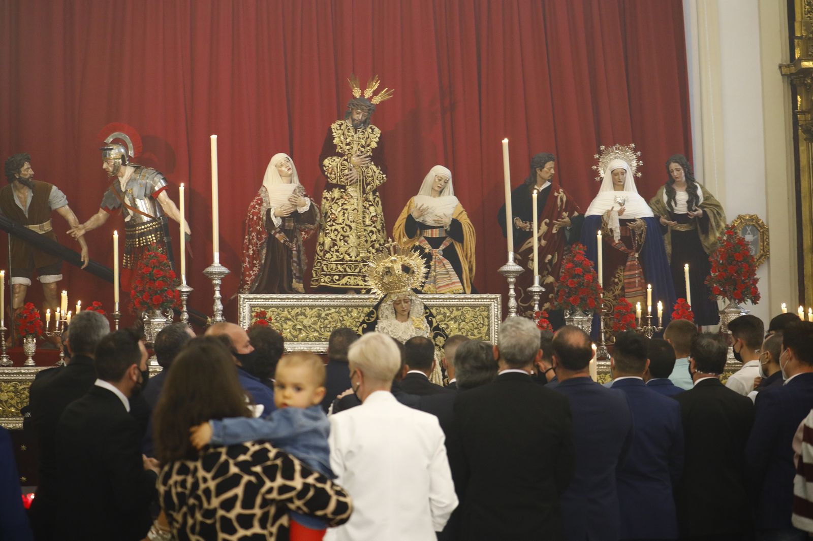 Hermanos y cofrades observan a las imágenes del Buen Suceso.