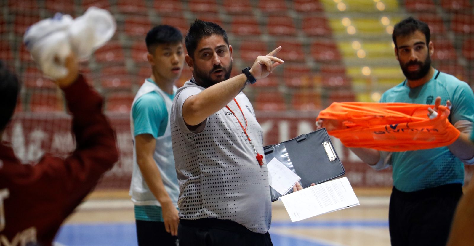Josan González, técnico del Córdoba Patrimonio, en un entrenamiento en Vista Alegre.
