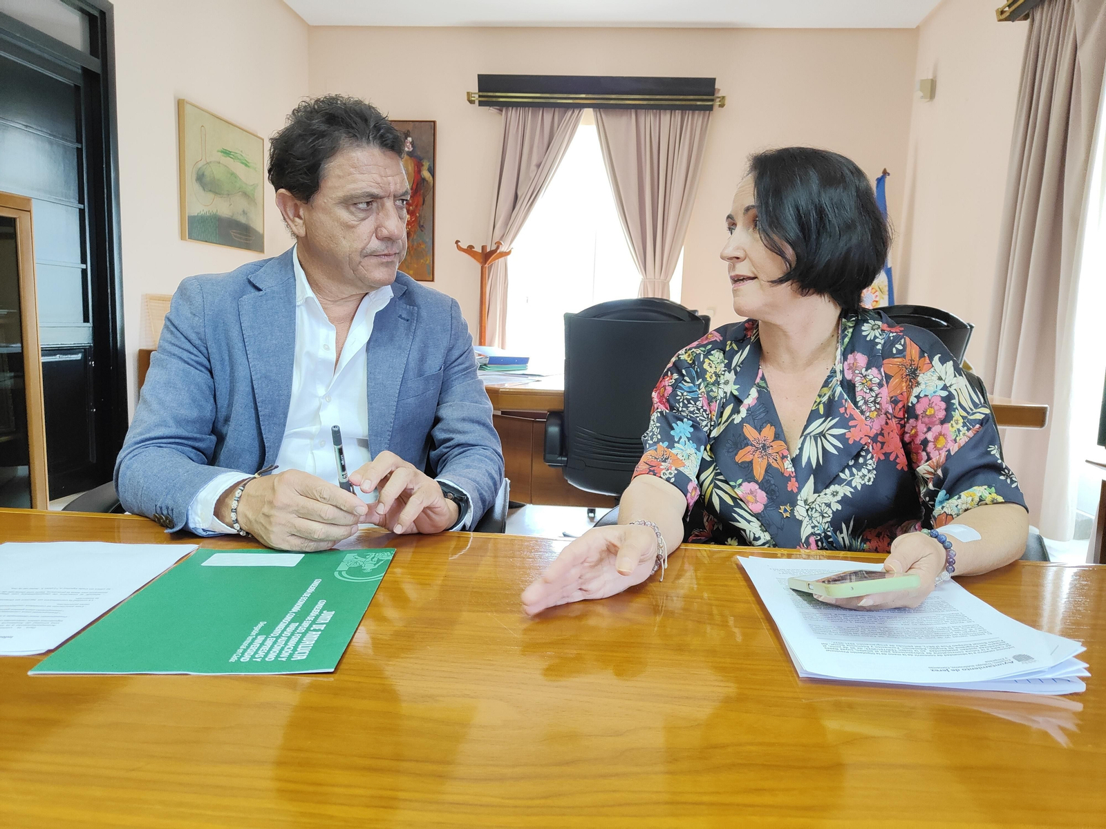 Primera toma de contacto de Nela García con el delegado territorial de empleo