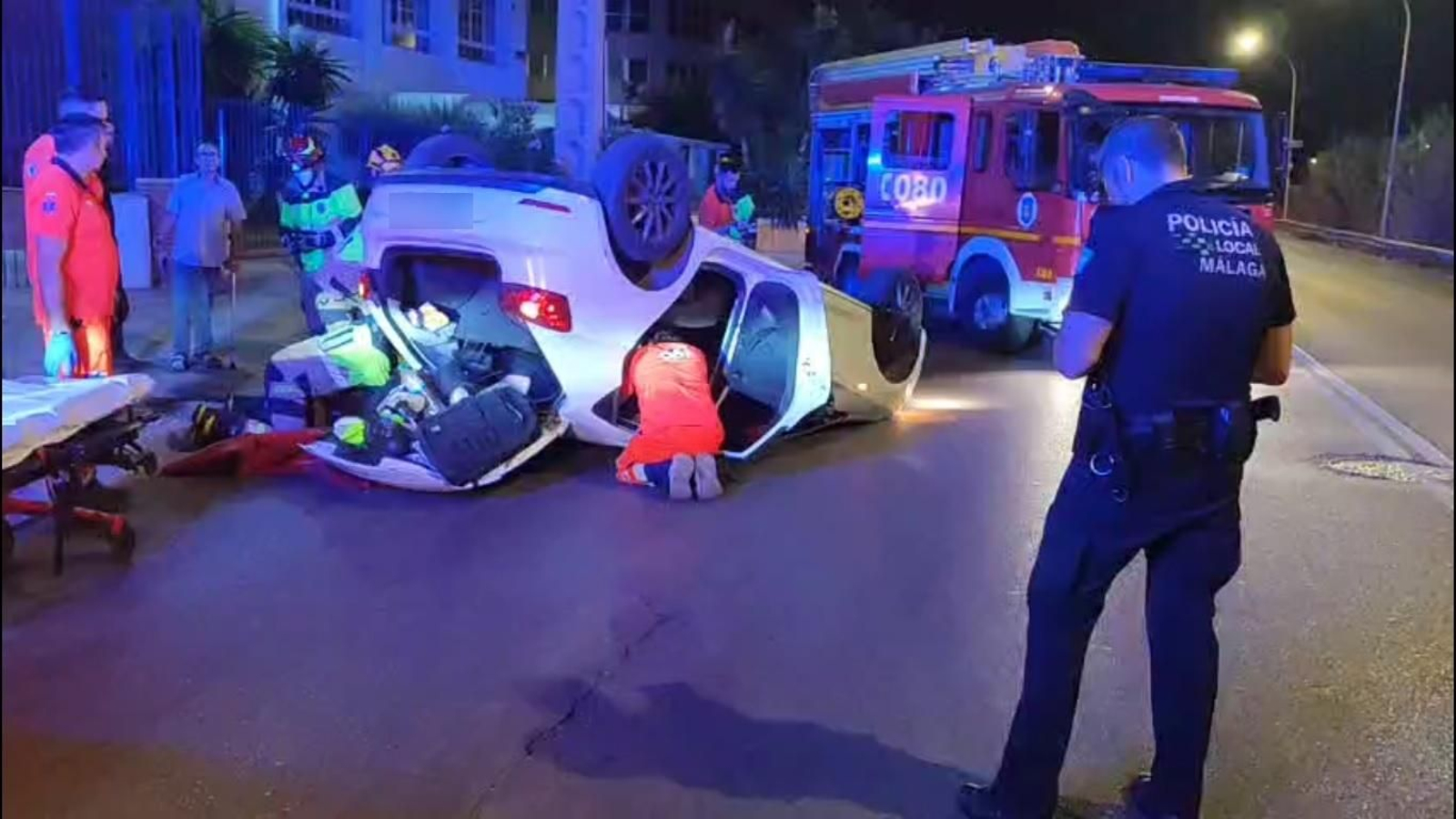 Efectivos trabajando en la extracción del herido del interior del vehículo.