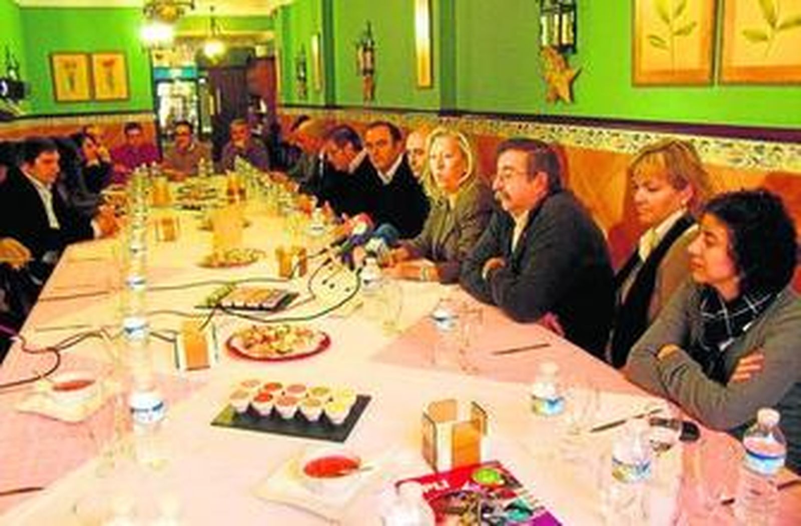 Carmen Pedemonte, en el centro, durante el desayuno con la prensa.