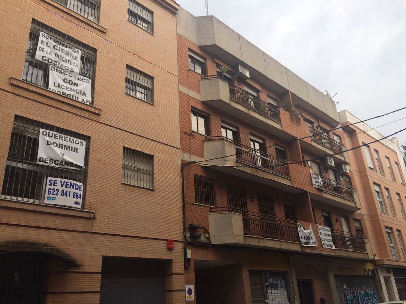 Pancartas contra la discoteca en las fachadas de Carlos de Cepeda.