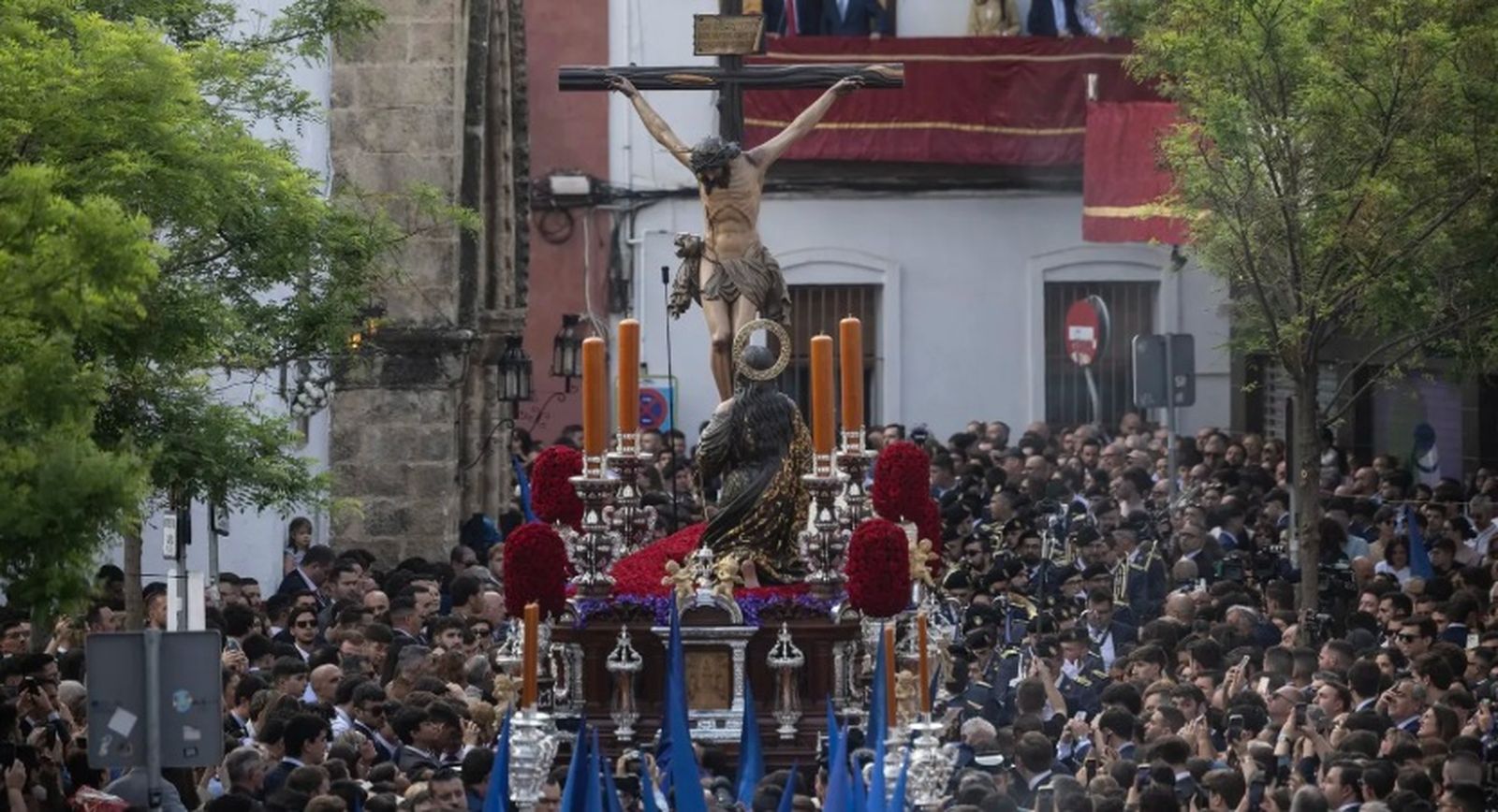 El Cristo de la Buena Muerte, con su Agrupación de la Magdalena detrás