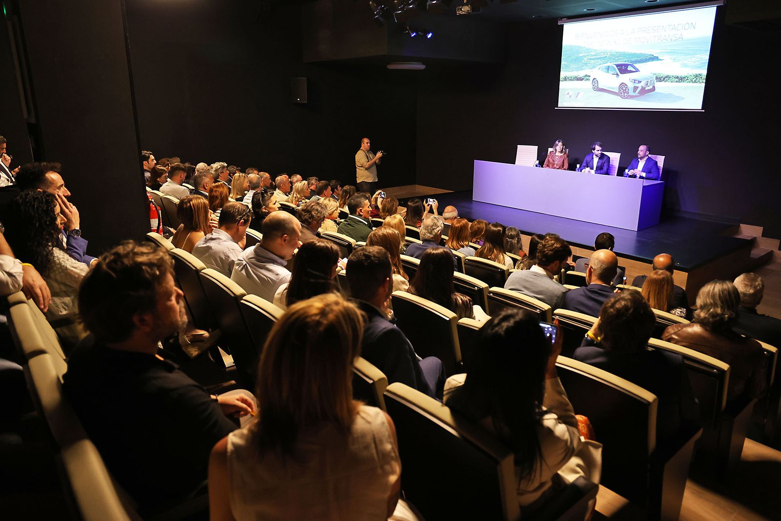 Movitransa presenta los nuevos modelos de BMW IX2 y el X2 en el complejo deportivo Lamiya