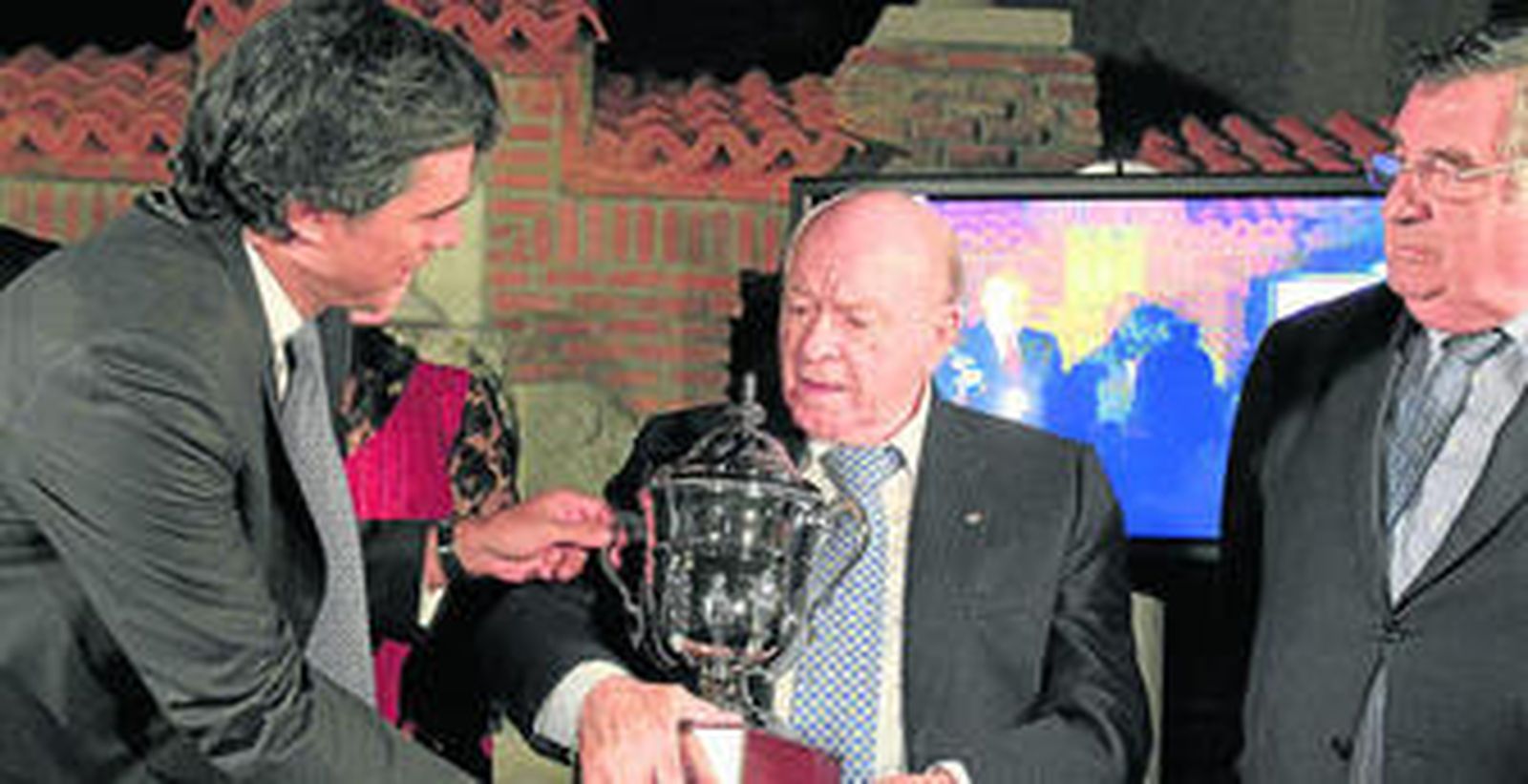 Di Stéfano recibe un trofeo de Felipe Gaitán, presidente del Millonarios.