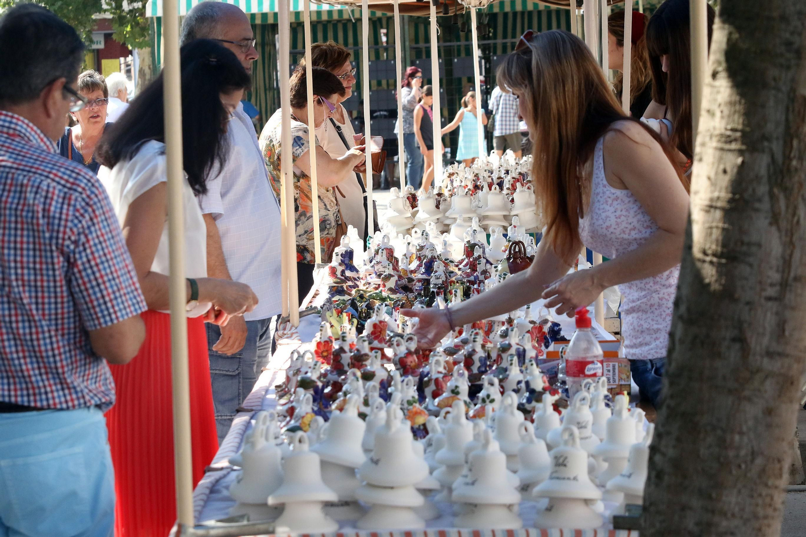 Imagen de archivo de un tradicional puesto de campanitas en la Velá de la Fuensanta.
