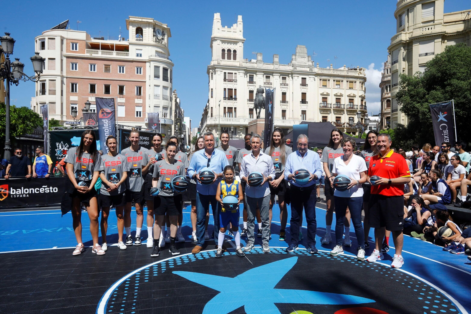 La selección española femenina de baloncesto visita la pista de 3x3 ubicada en Las Tendillas