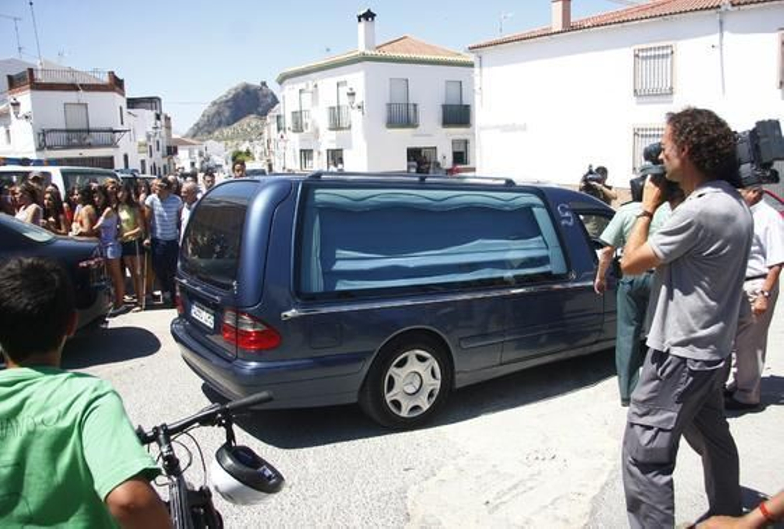 Los vecinos de Pruna junto al coche fúnebre, grabado por un cámara.

Foto: B. Vargas / Efe