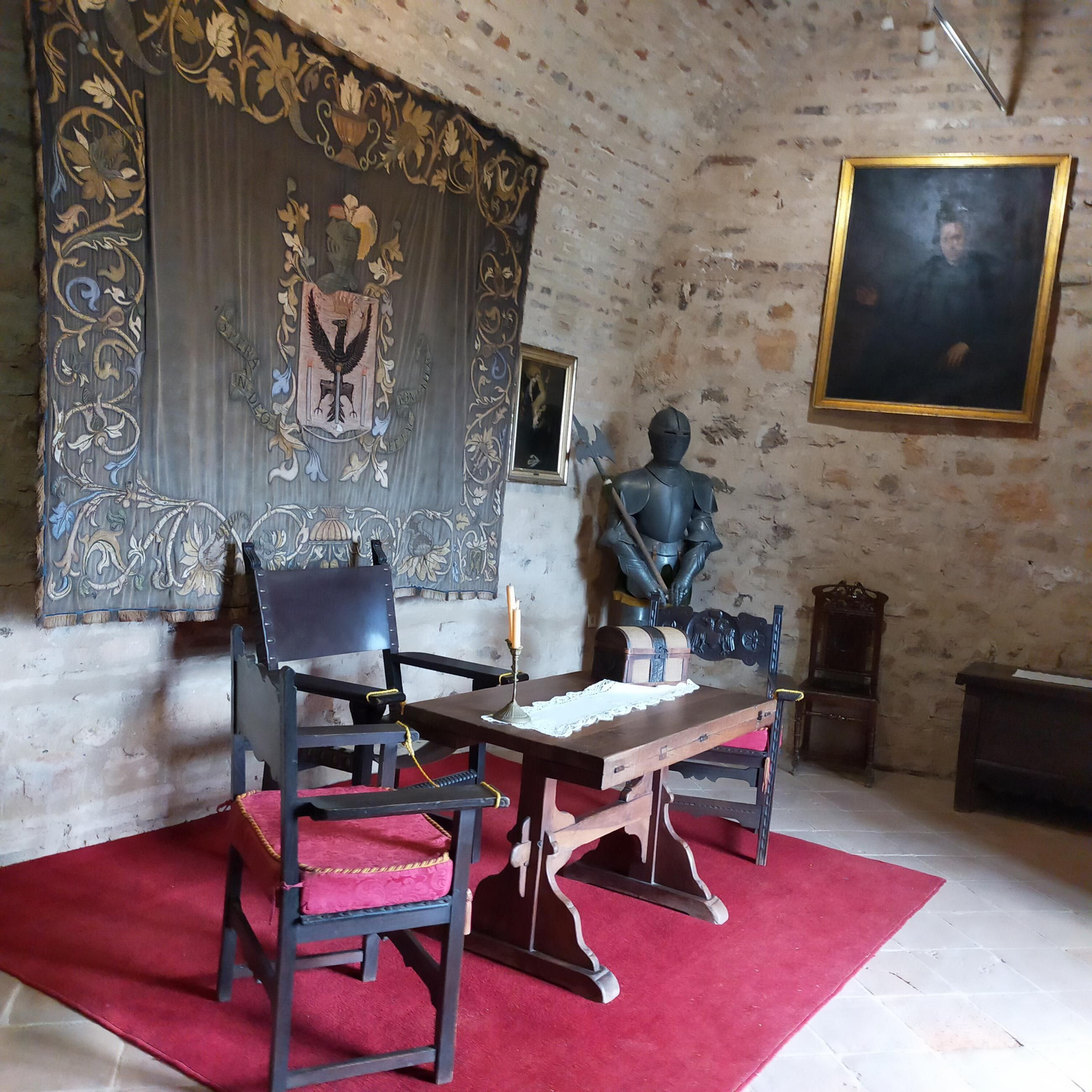 Sala del alcaide en el castillo, con mobiliario obtenido por la Asociación.