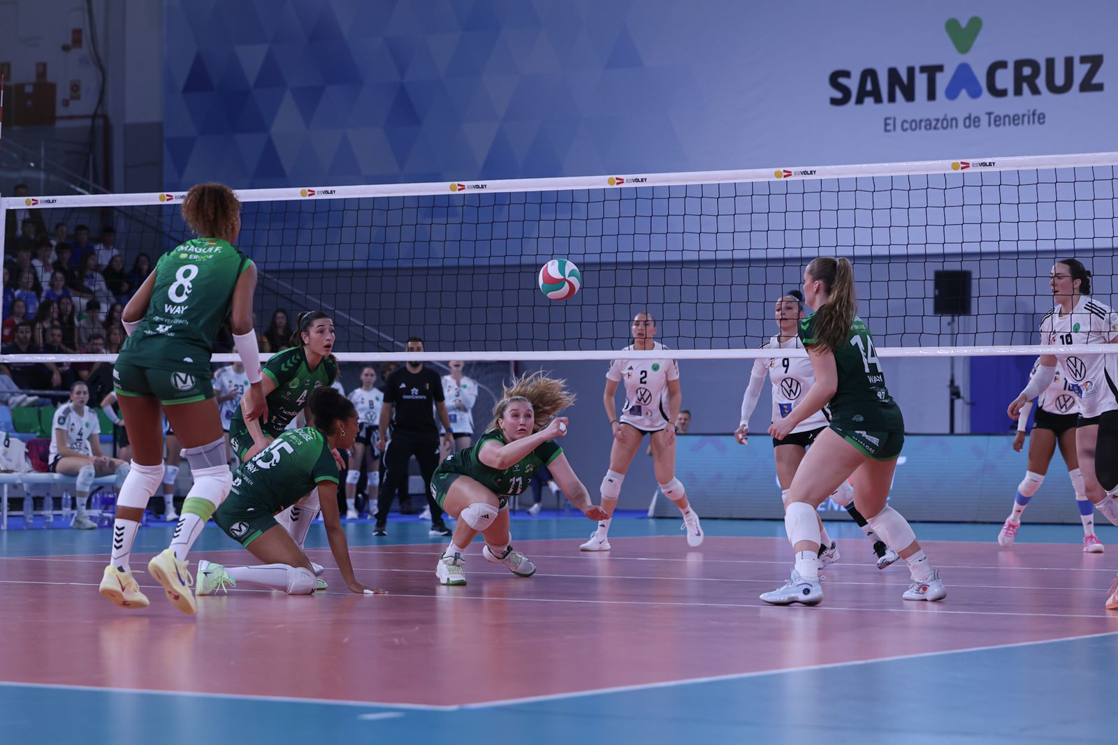 Las jugadoras nazarenas rescatan una bola que parecía imposible.