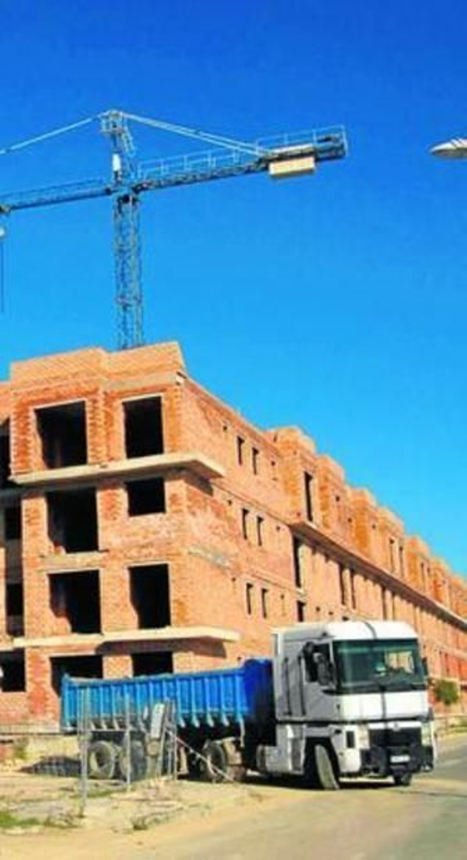 Una promoción de pisos de Aifos sin acabar en el año 2012.