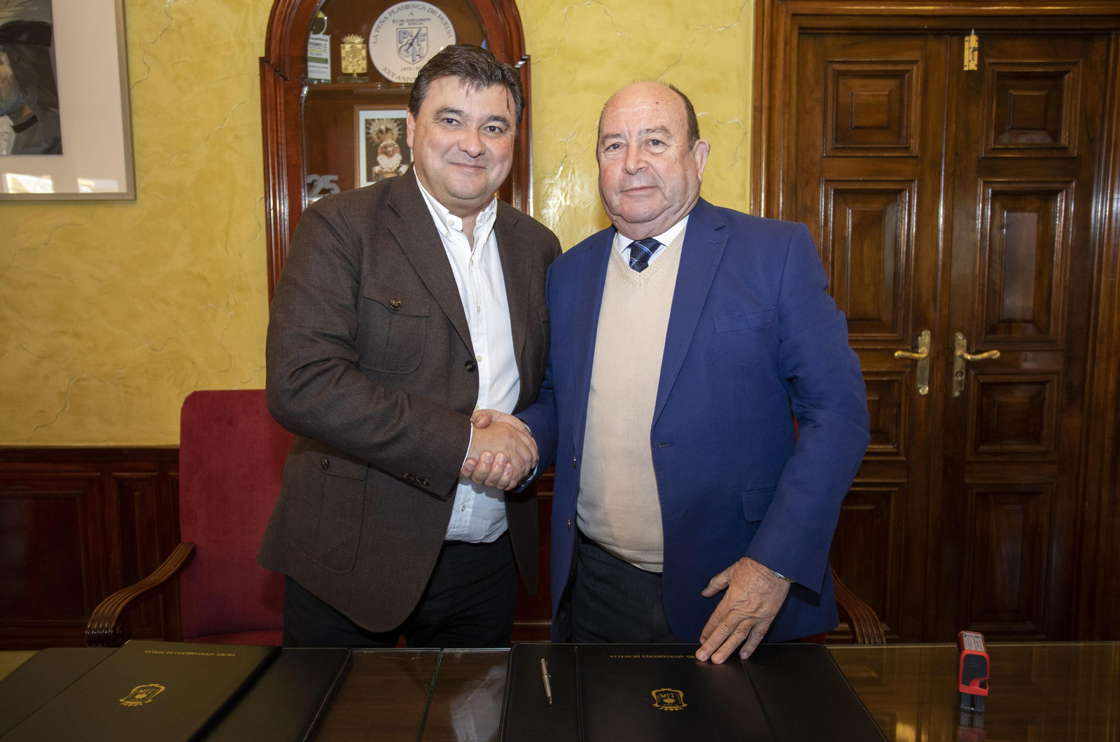 El alcalde, Gabriel Cruz, y el presidente de Apreja, Antonio Gutiérrez, en el acto de la firma del convenio.