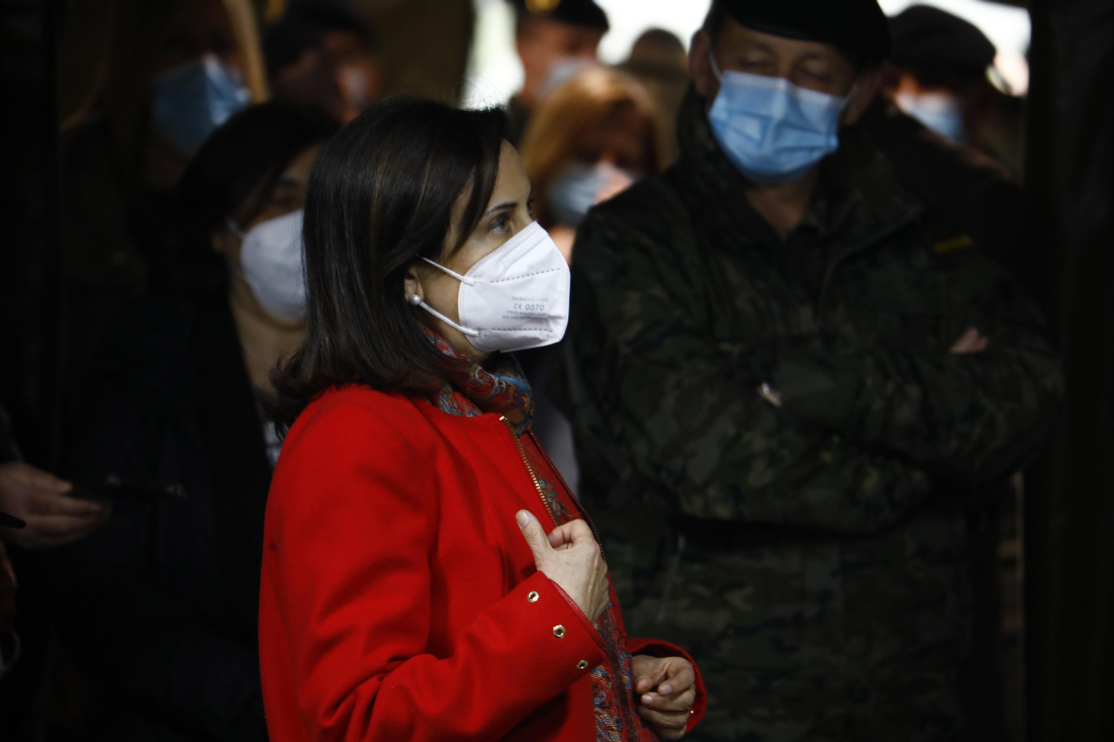 La visita de Margarita Robles a la base militar de Cerro Muriano, en imágenes