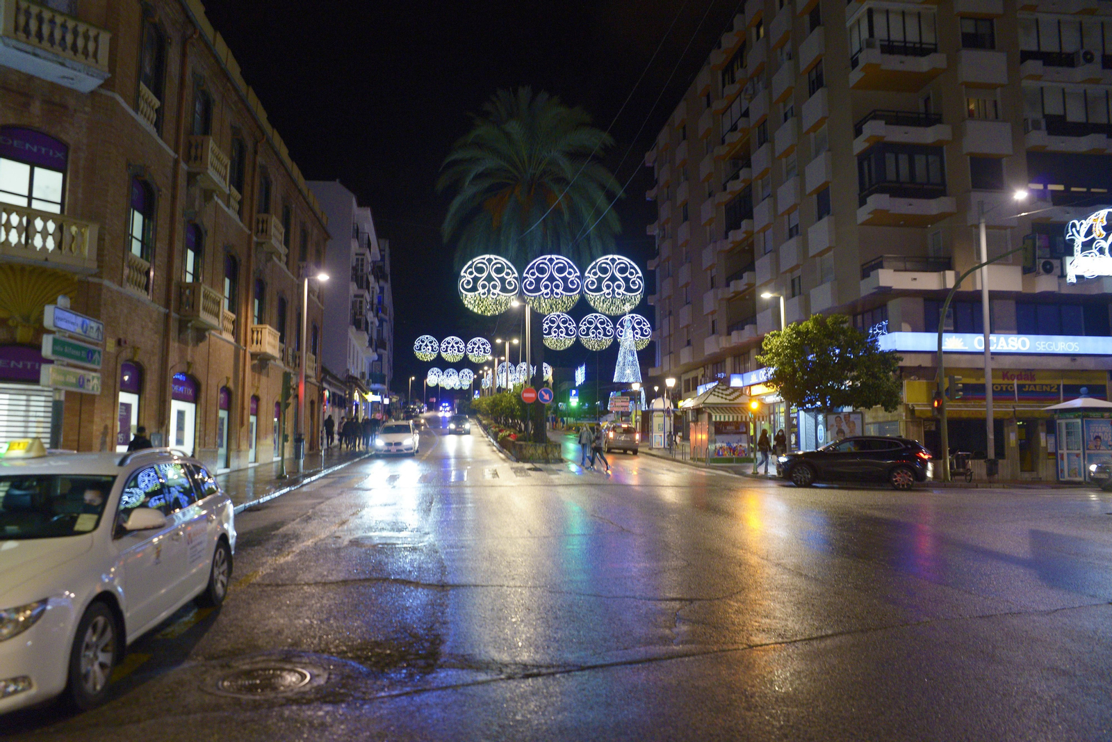 Fotos de ambiente de las calles de Algeciras el primer fin de semana de horario nocturno.