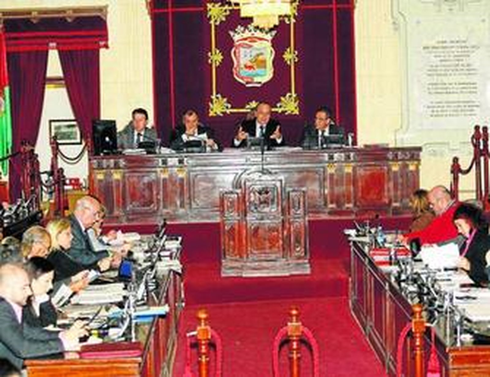 El alcalde se dirige a la Corporación municipal en el Pleno de ayer.