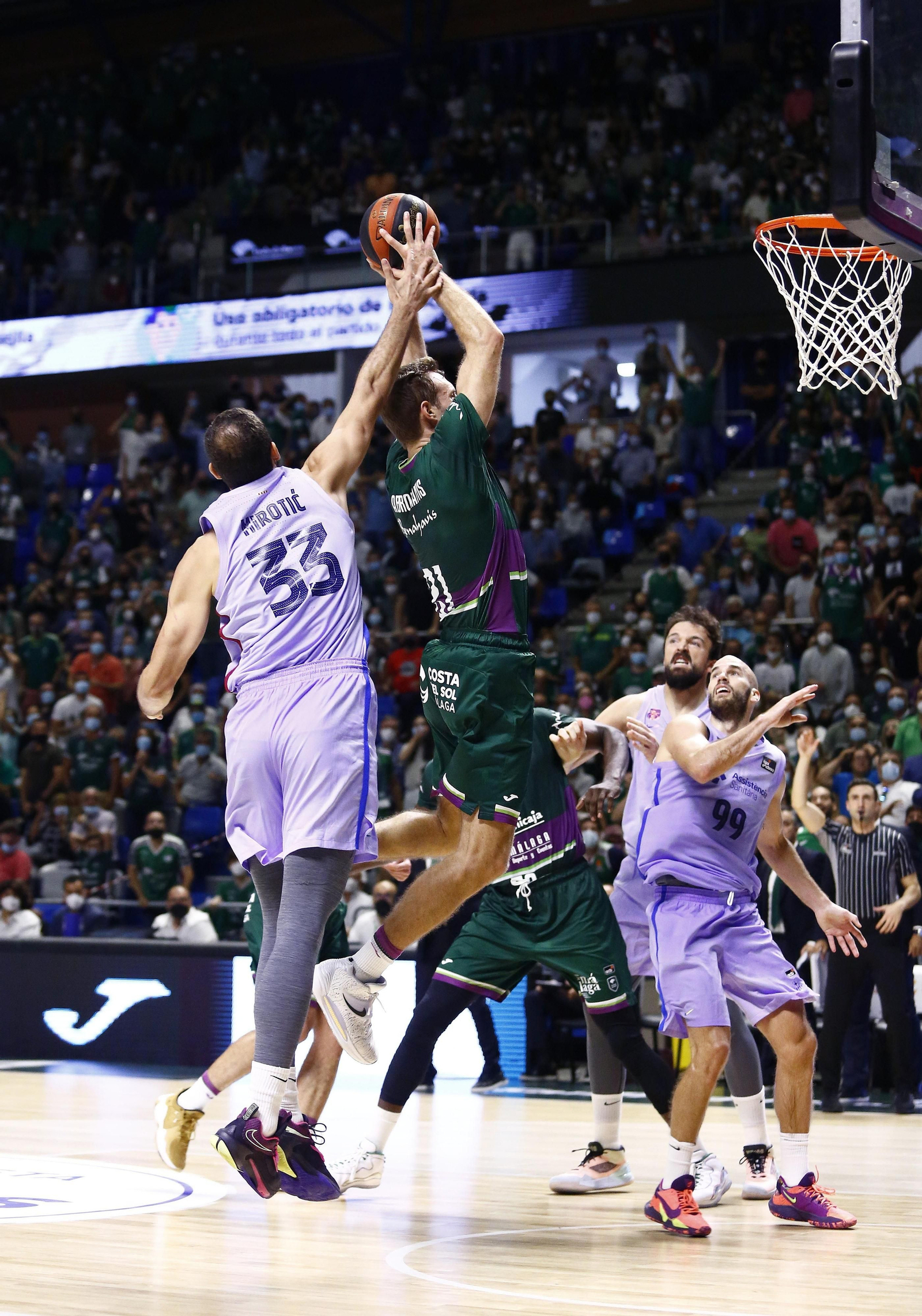 Mirotic hace falta sobre Abromaitis.