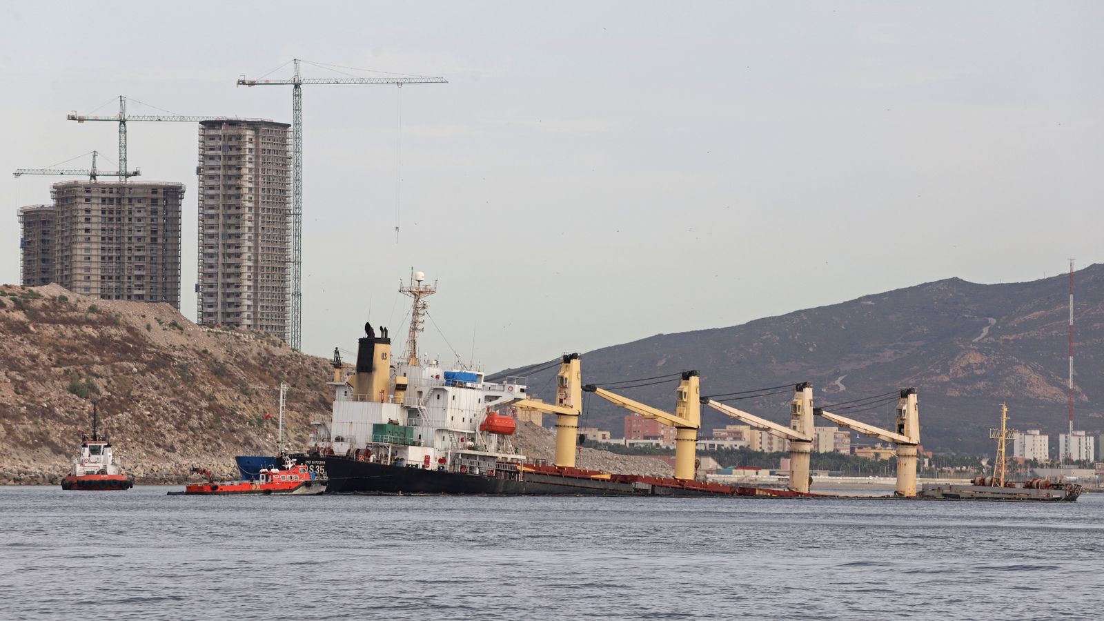 Fotos del buque hundido en Gibraltar y vertido en la playa de Poniente de La Línea
