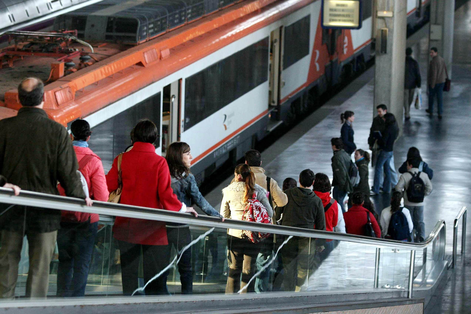 Estudiantes y personal de la UCO acceden al tren con destino al Campus de Rabanales.