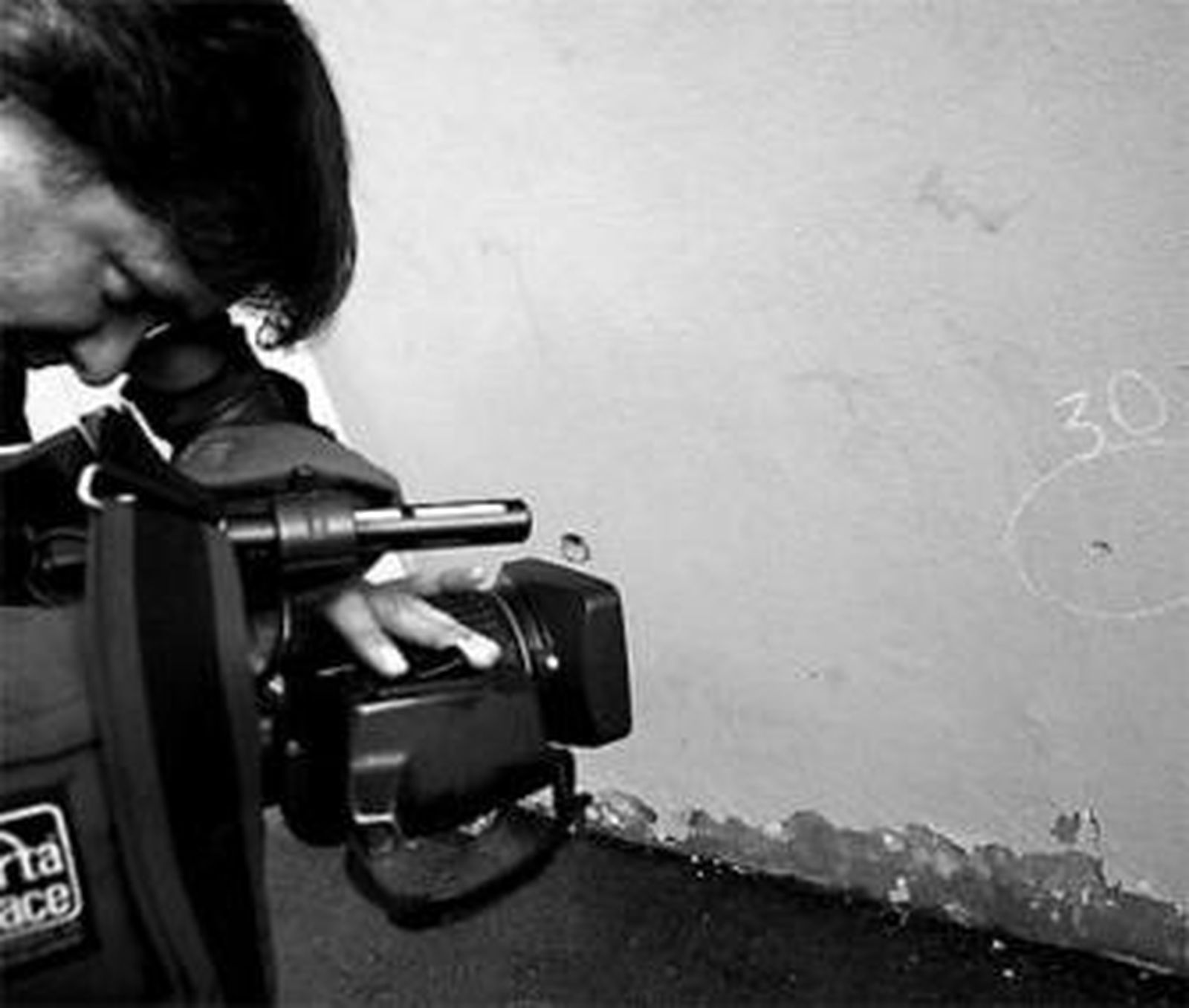 El todoterreno en el que viajaba la víctima presentaba múltiples disparos en la zona del asiento del copiloto.