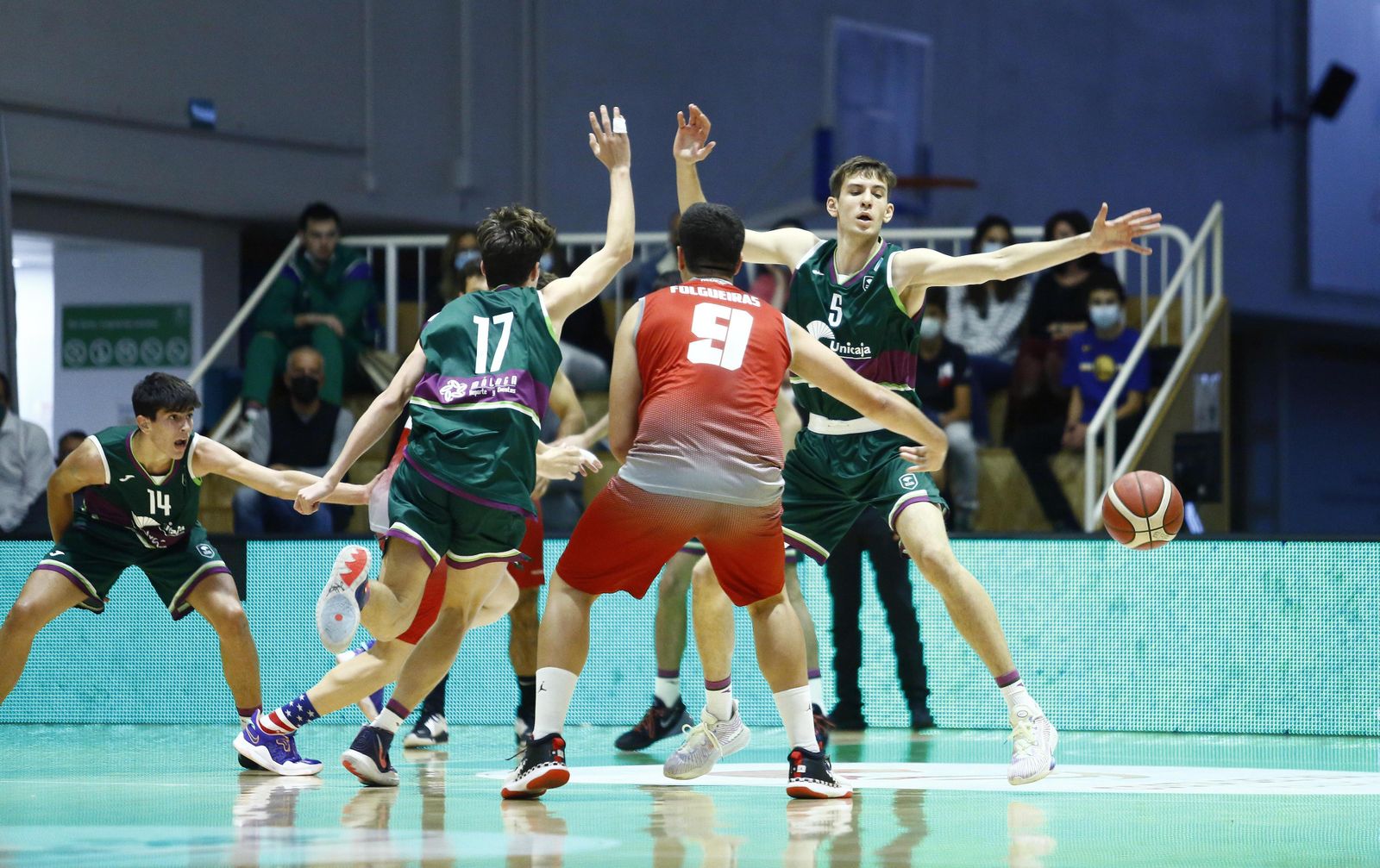 José Tanchyn defiende en un partido de EBA.