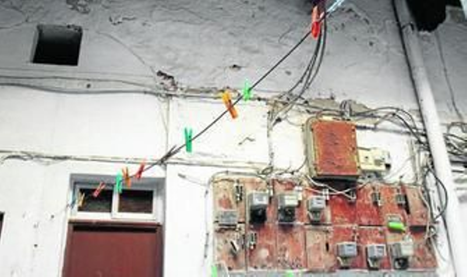 Obsoletos equipamientos eléctricos en el patio de una infravivienda del casco histórico. Obsoletos equipamientos eléctricos en el patio de una infravivienda del casco histórico.