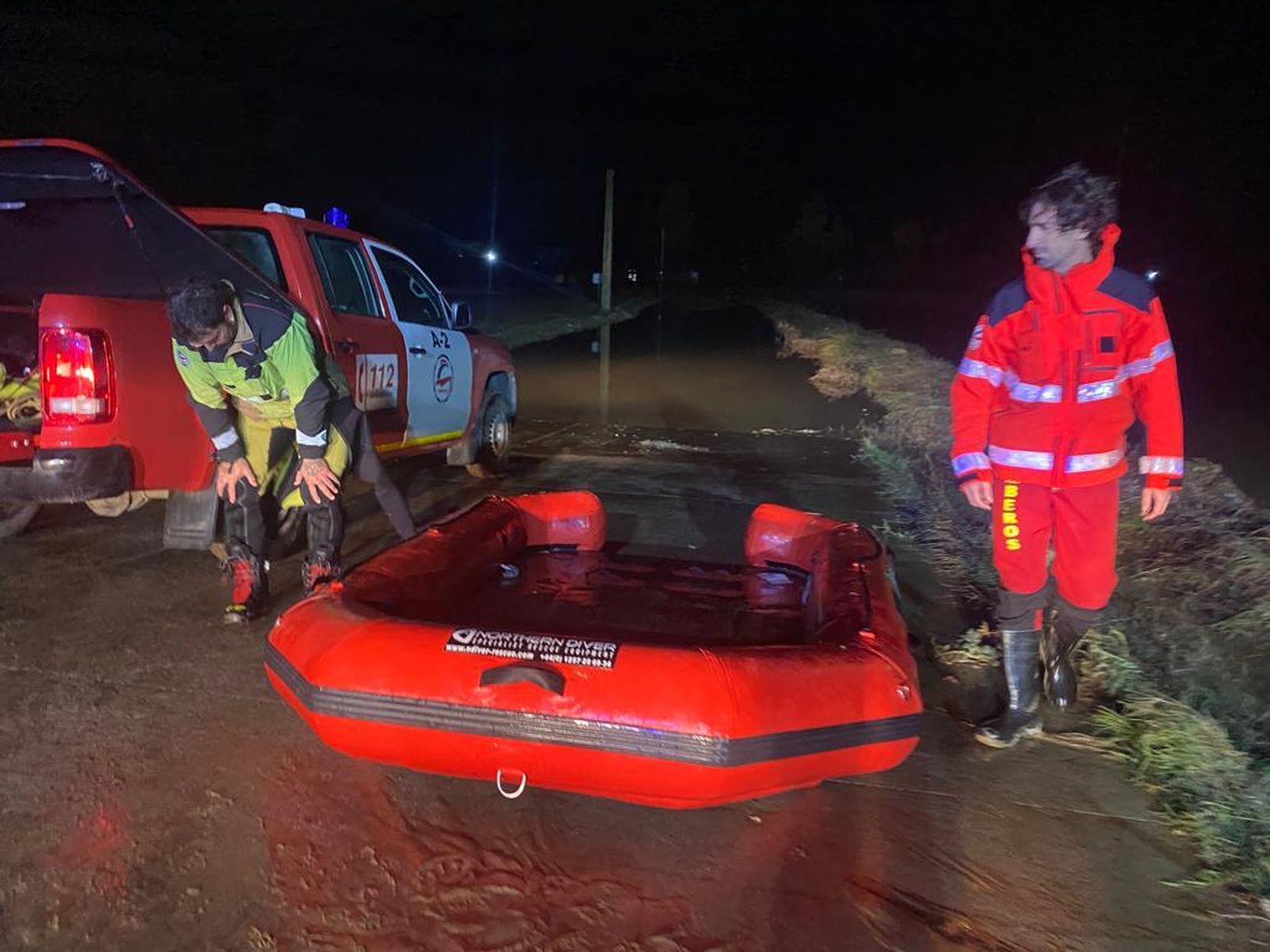 Los bomberos trabajan en numerosas intervenciones durante la madrugada.