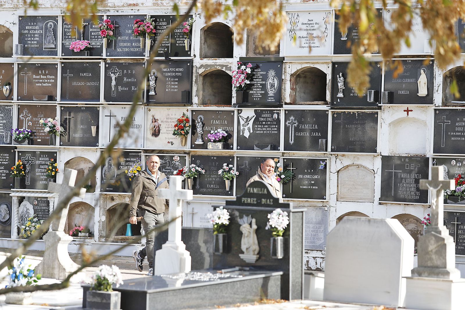 Imágenes del Día de Todos los Santos en el cementerio de la Soledad de Huelva
