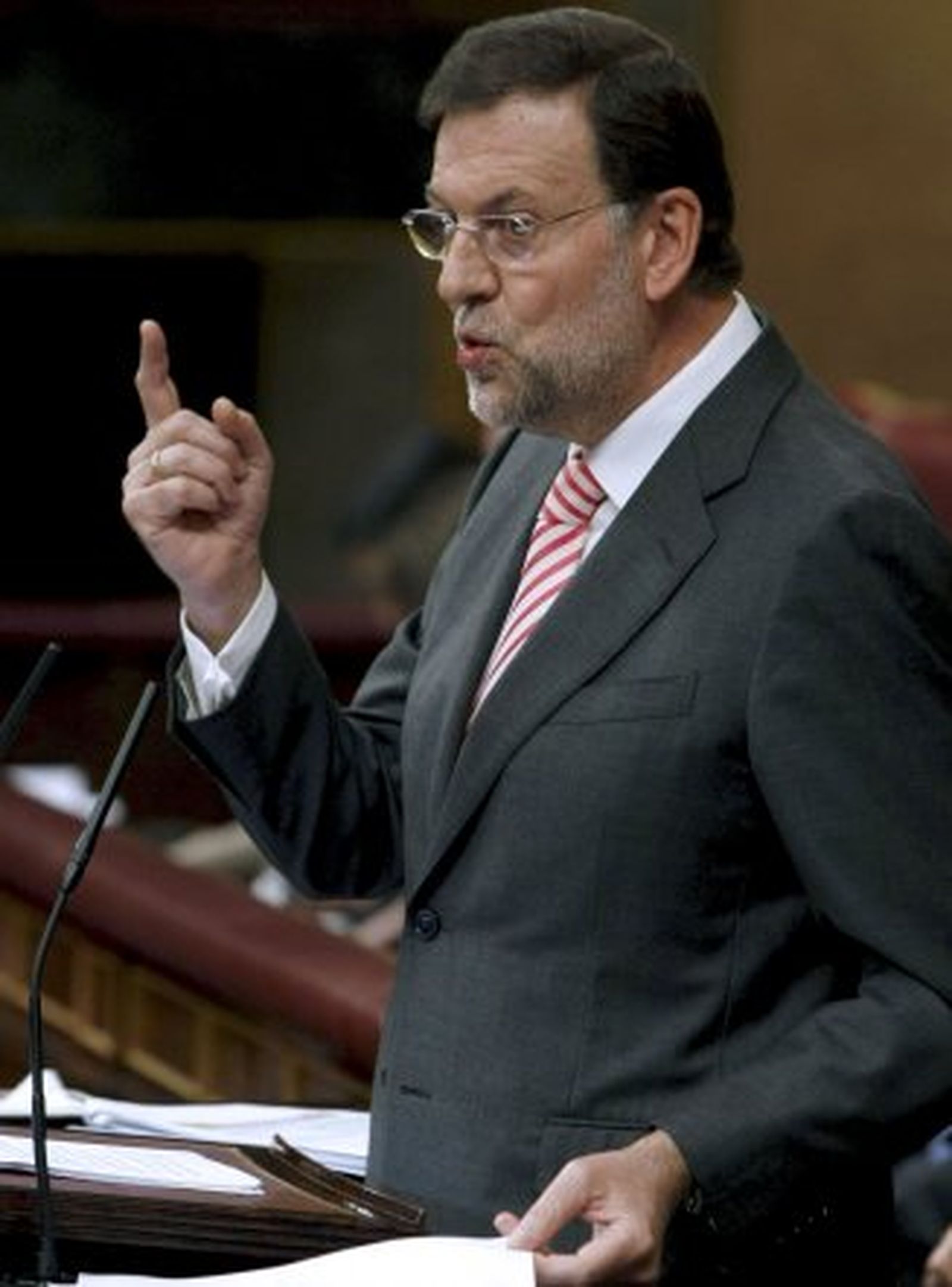 Rajoy: "Sus medidas apalean a la clase media"