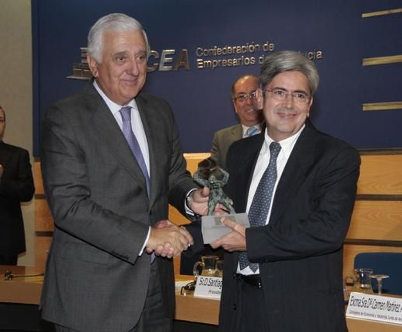 Acacio da Costa, director de Contromation, recibe el premio a la Proyección Internacional de manos de Santiago Herrero.

Foto: M. GOMEZ/ VICTORIA HIDALGO