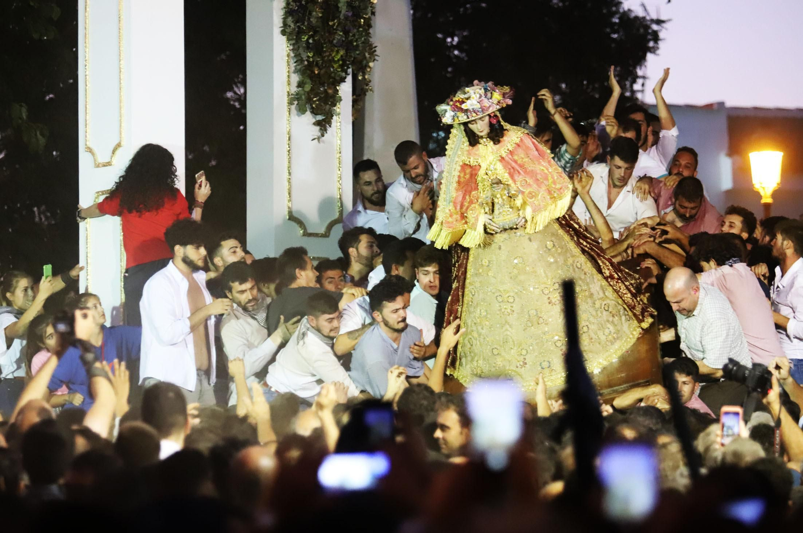 Recuerda las imágenes de la Venida de la Virgen del Rocío a Almonte en 2019