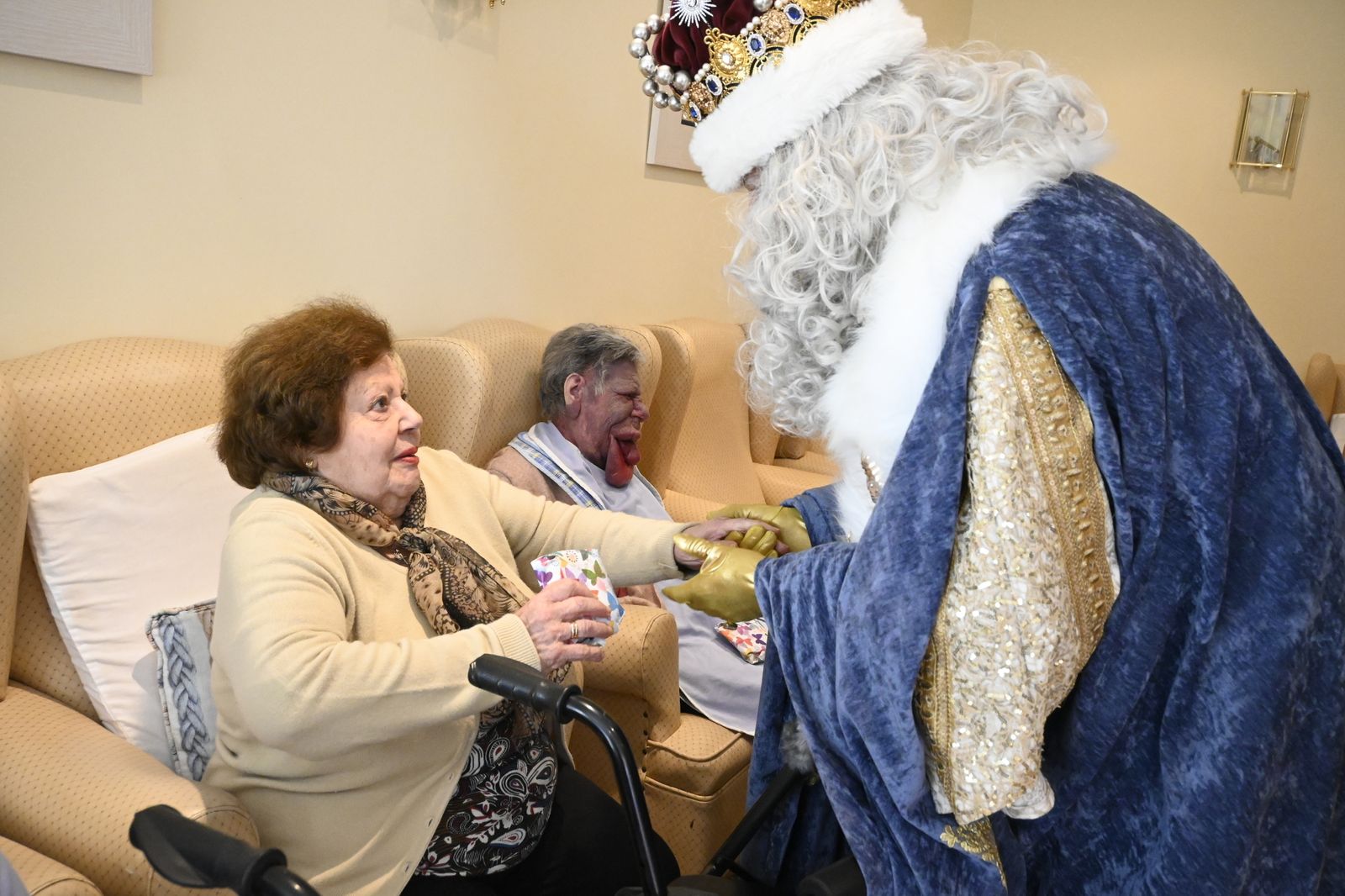 Visita de los Reyes Magos a los ancianos de los asilos de Huelva, en imágenes