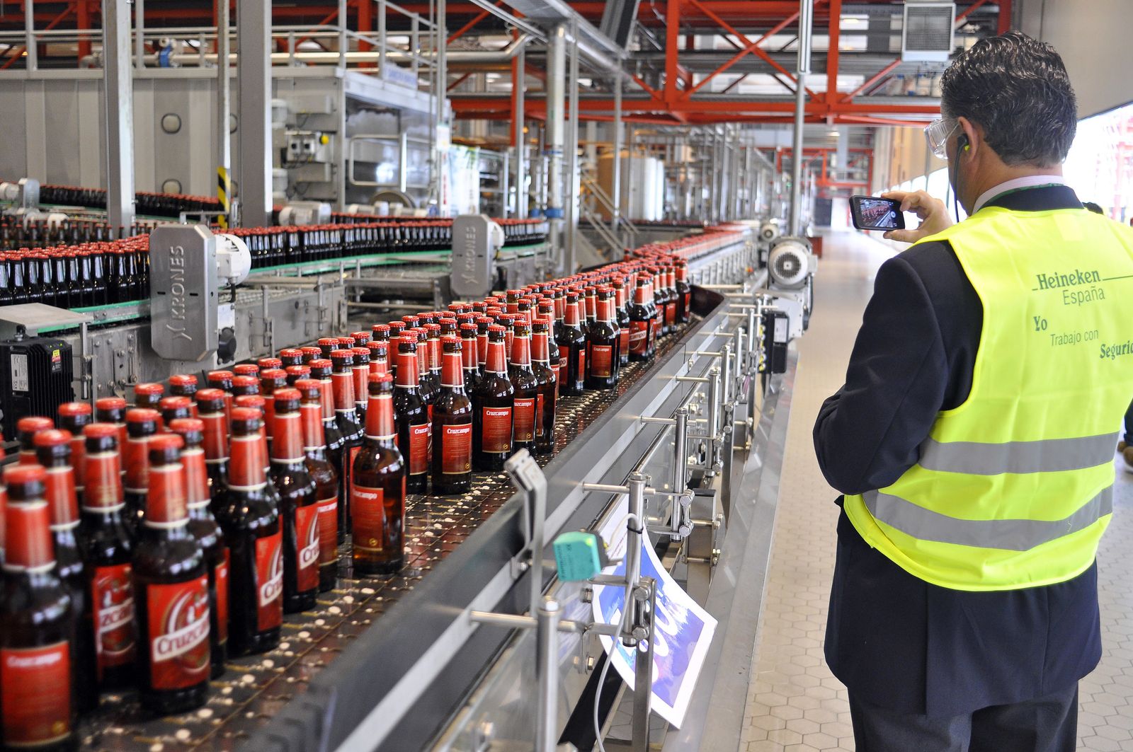 Una línea de embotellado de la planta de Heineken en Sevilla.