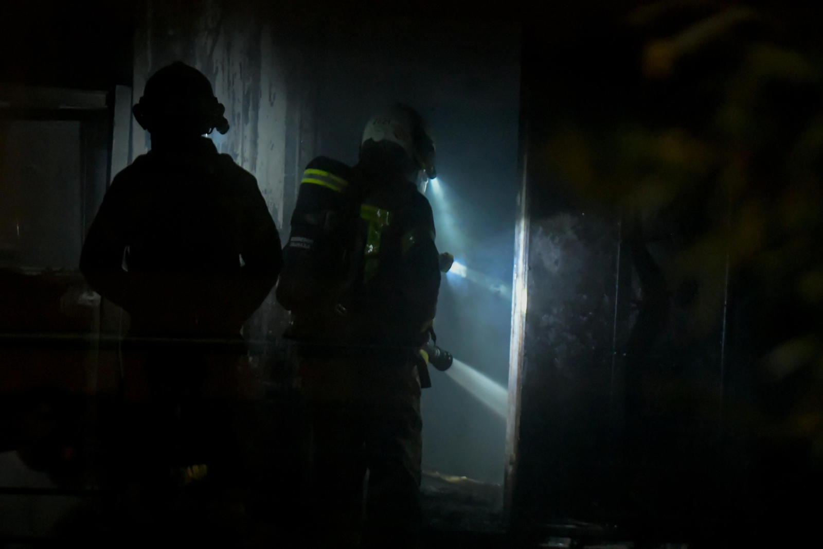 Fuego en el Nevada: un incendio obliga a desalojar el centro comercial y la intervención de los Bomberos