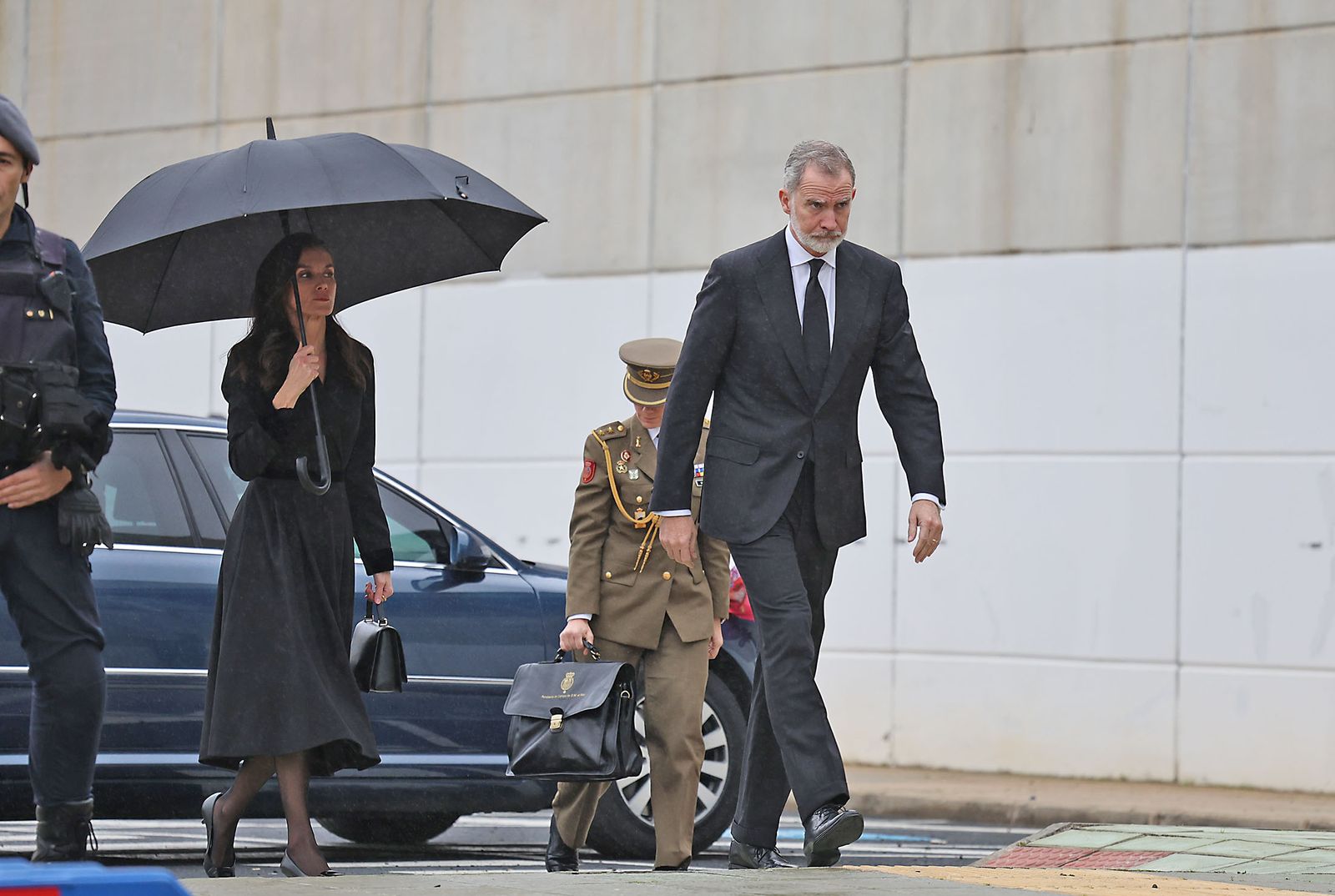 Fotografías de la llegada de los reyes Felipe VI y Doña Letizia al funeral por las víctimas de Adamuz en Huelva