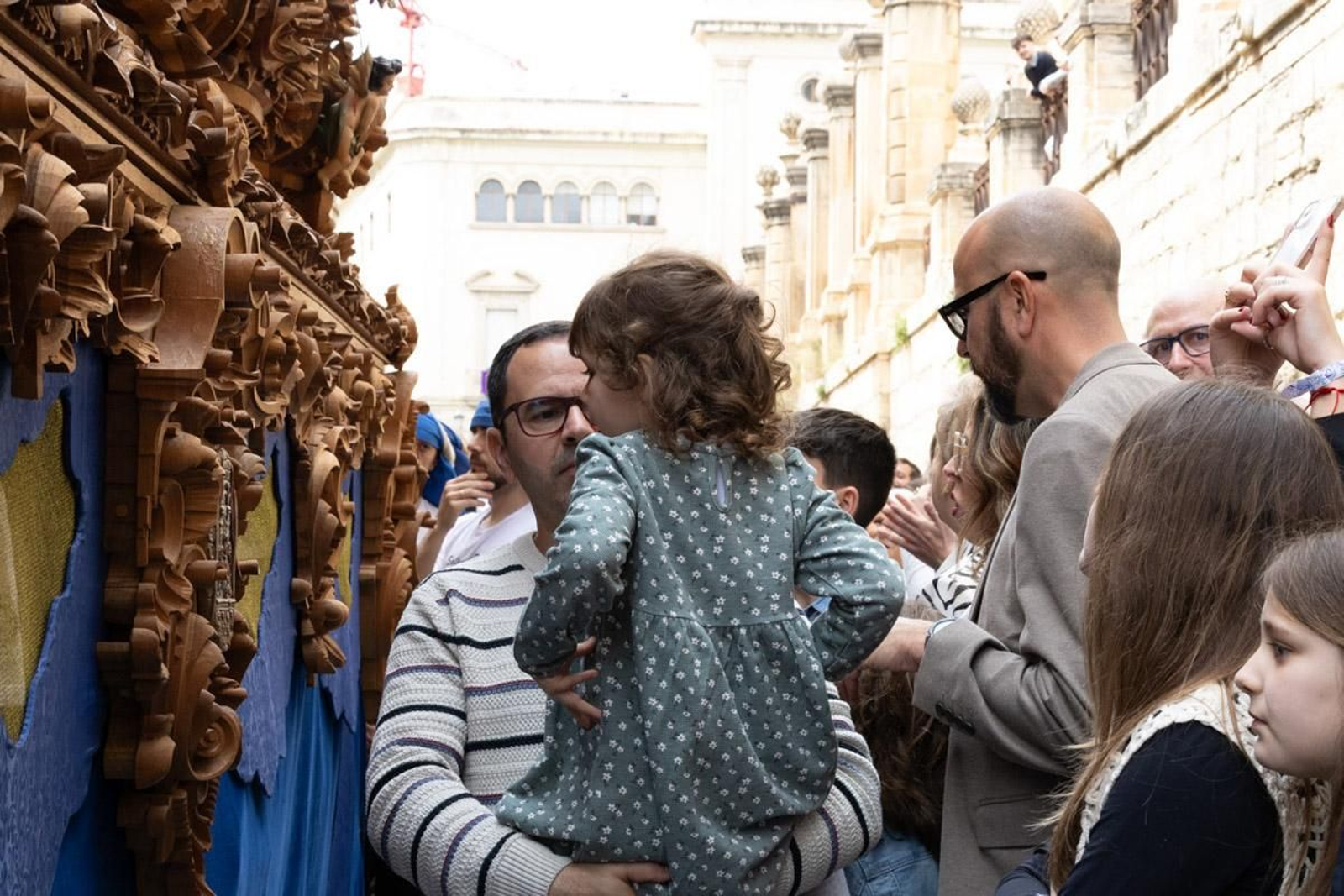 Los jiennenses se echan a la calle para presenciar la primera de las procesiones de la jornada: la Borriquilla (II)