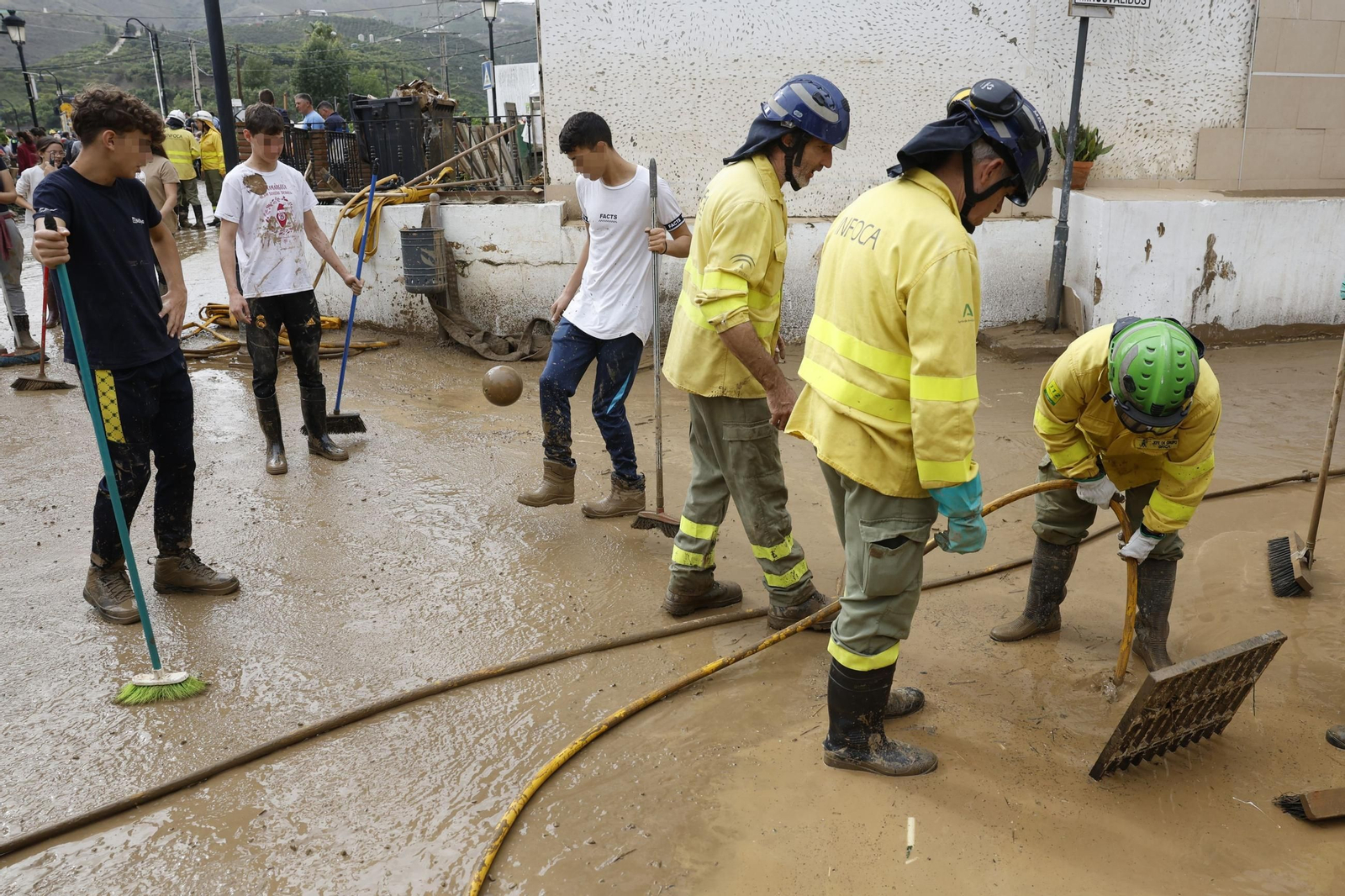 Limpieza de la localidad de Benamargosa tras las fuertes lluvias caídas en la provincia.
