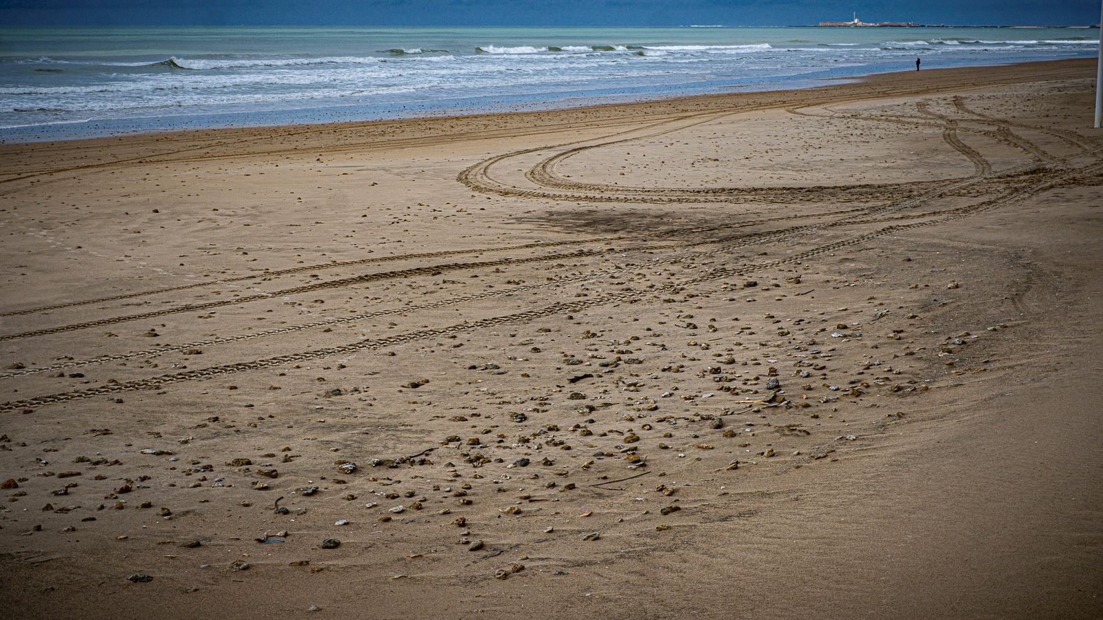 Estado en el que ha quedado un tramo de la playa de La Victoria, cubierto de piedras.