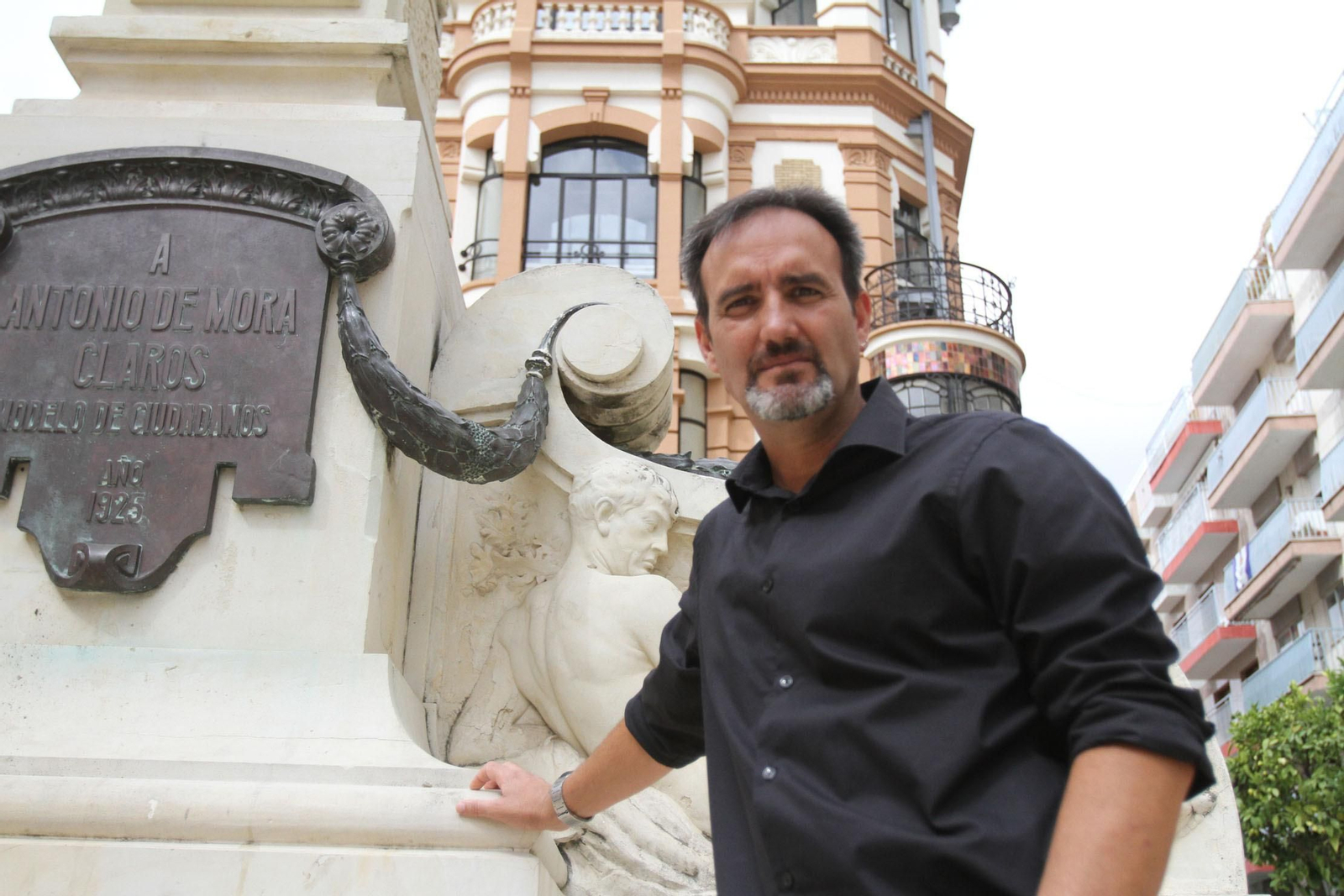 Diego Vázquez, junto al monumento dedicado al Alcalde Mora Claros, en la plaza que se lleva su nombre.