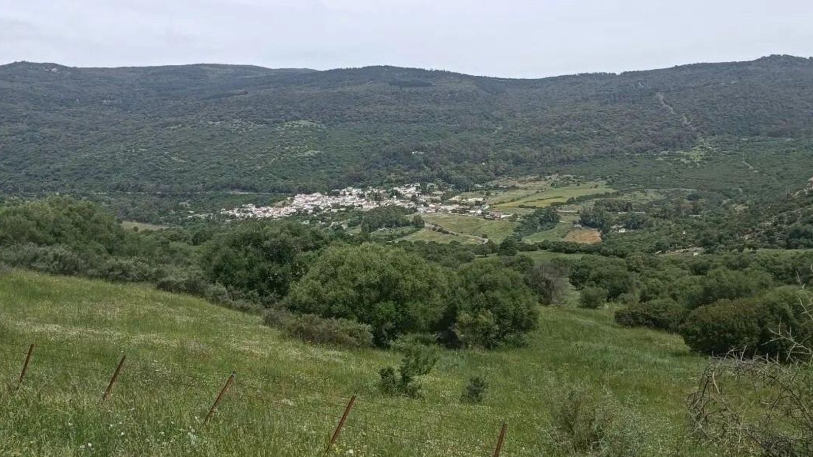 El Colmenar, a lo lejos.