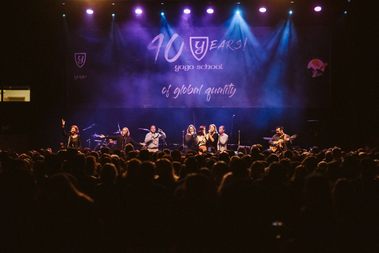 Siempre Así durante el concierto del décimo aniversario del colegio Yago School.